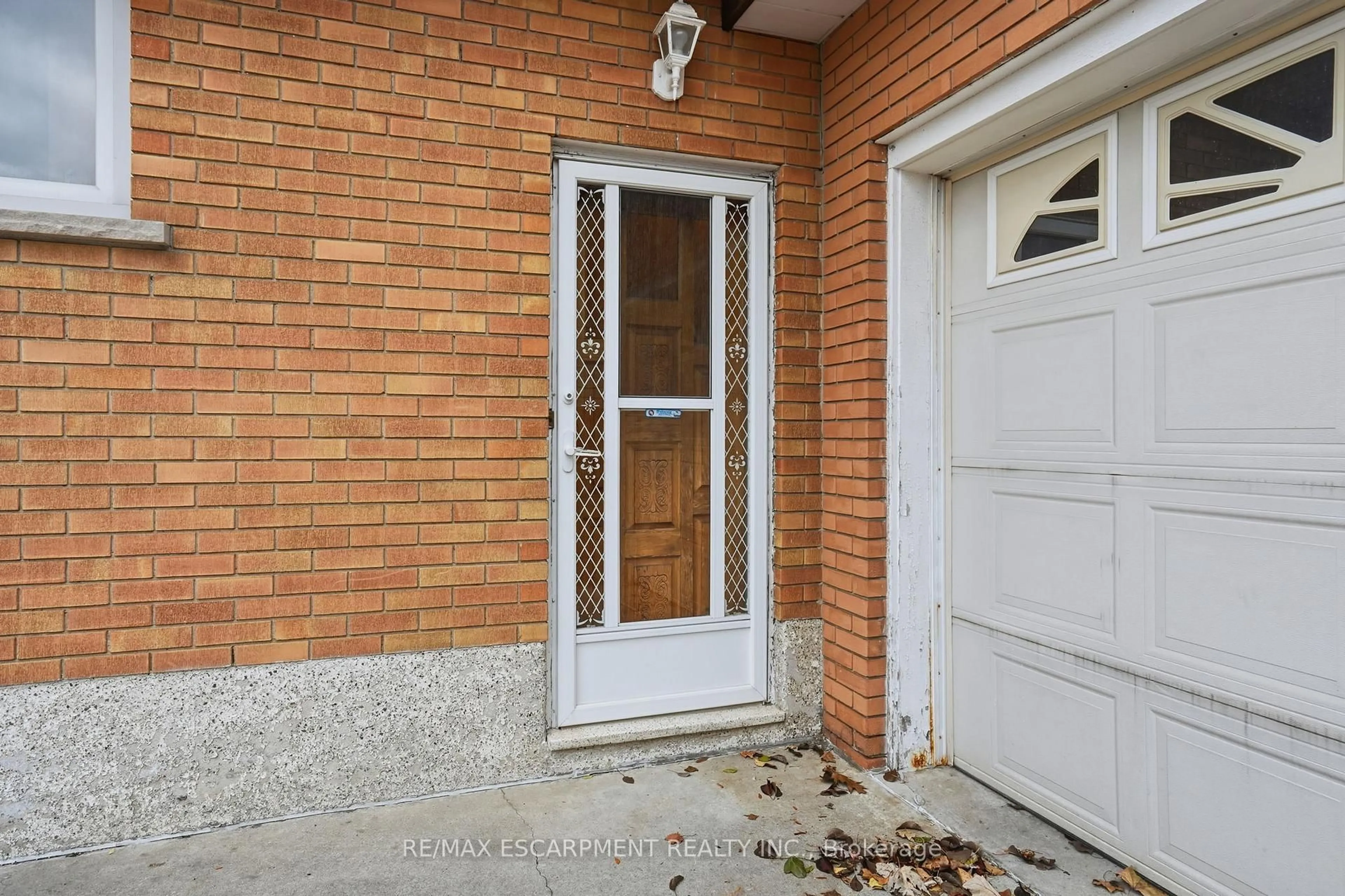 Indoor entryway for 131 NASH Rd, Hamilton Ontario L8H 2P7