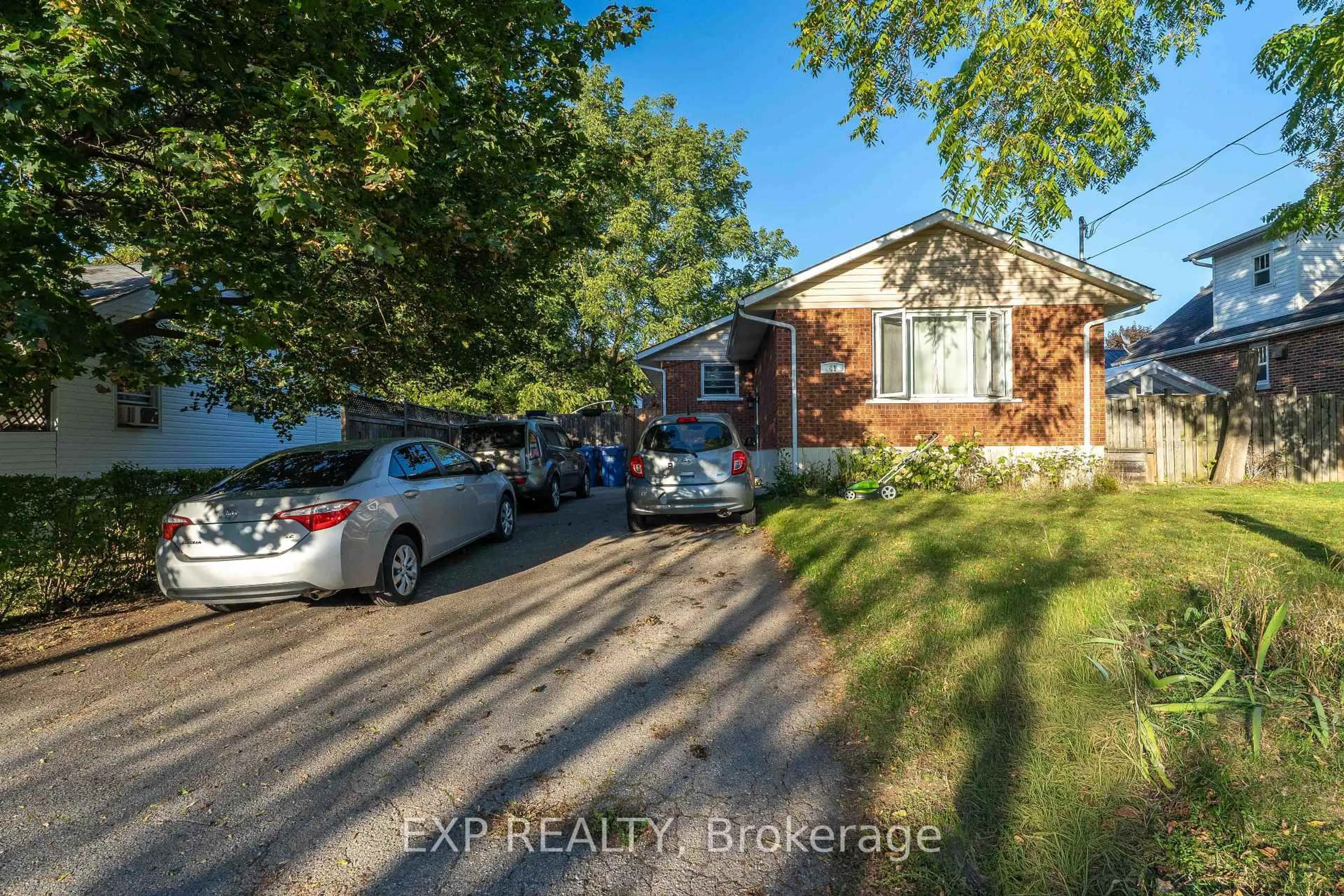 A pic from outside/outdoor area/front of a property/back of a property/a pic from drone, street for 41 Alma St, Guelph Ontario N1H 5X2