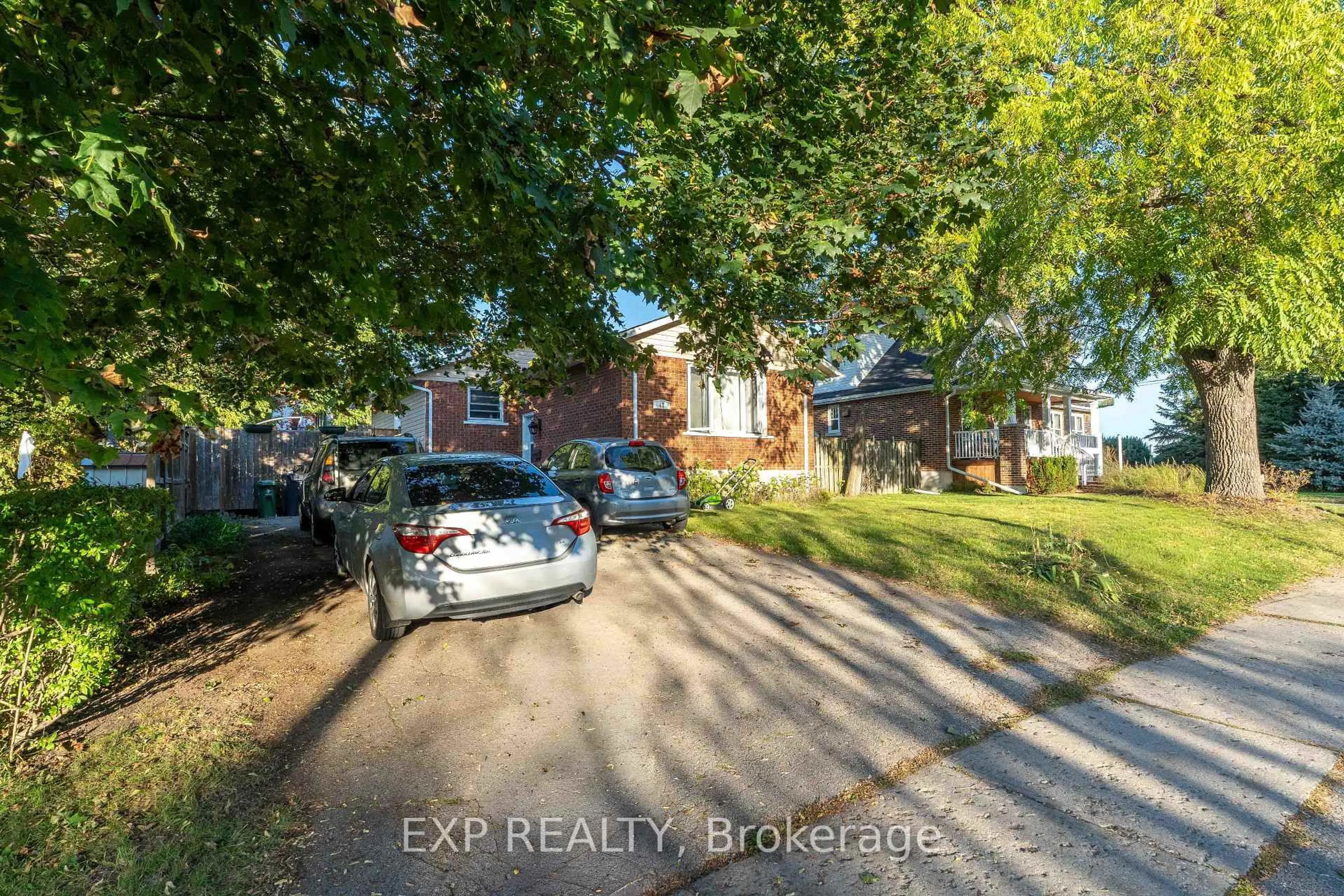 A pic from outside/outdoor area/front of a property/back of a property/a pic from drone, street for 41 Alma St, Guelph Ontario N1H 5X2