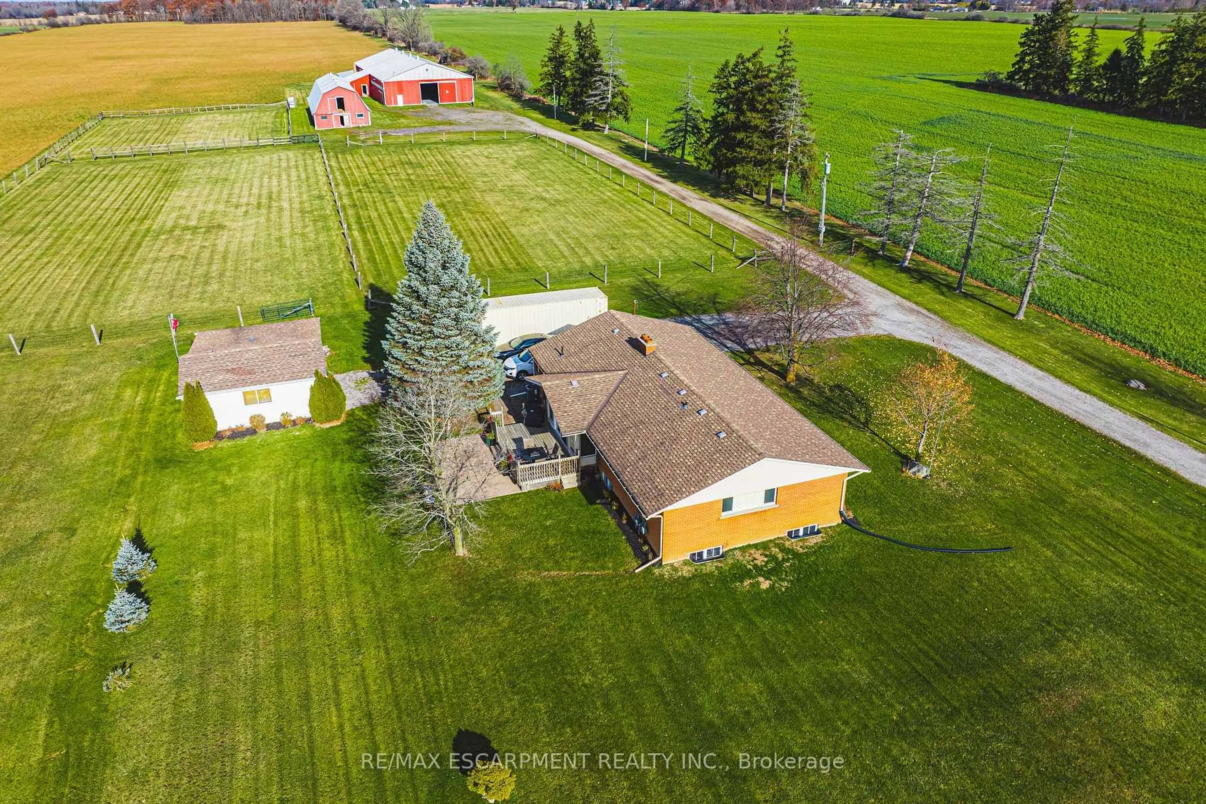 A pic from outside/outdoor area/front of a property/back of a property/a pic from drone, building for 2276 Binbrook Rd, Hamilton Ontario L0R 1C0