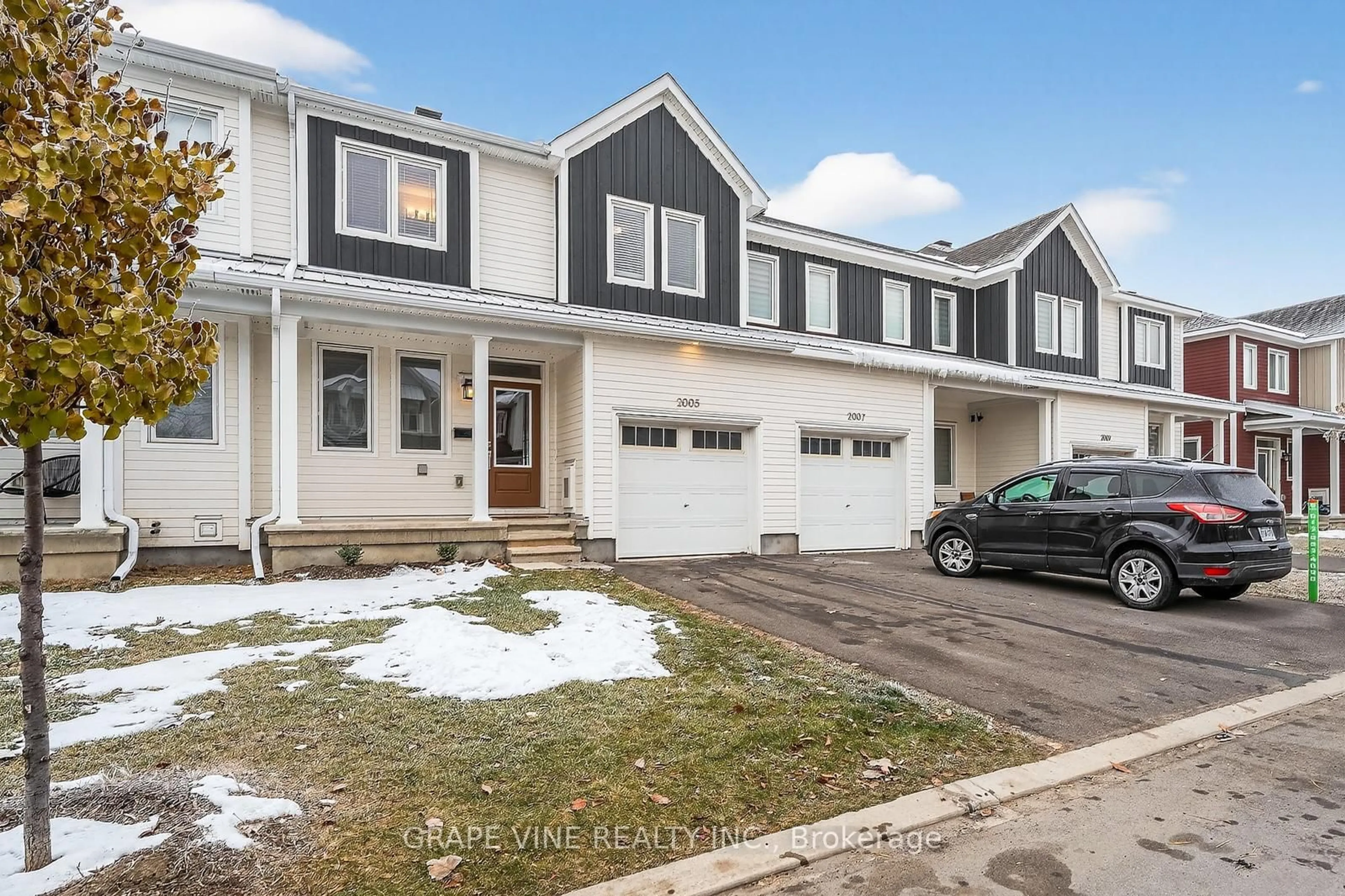 Home with vinyl exterior material, street for 2005 Postilion St, Richmond Ontario K0A 2Z0