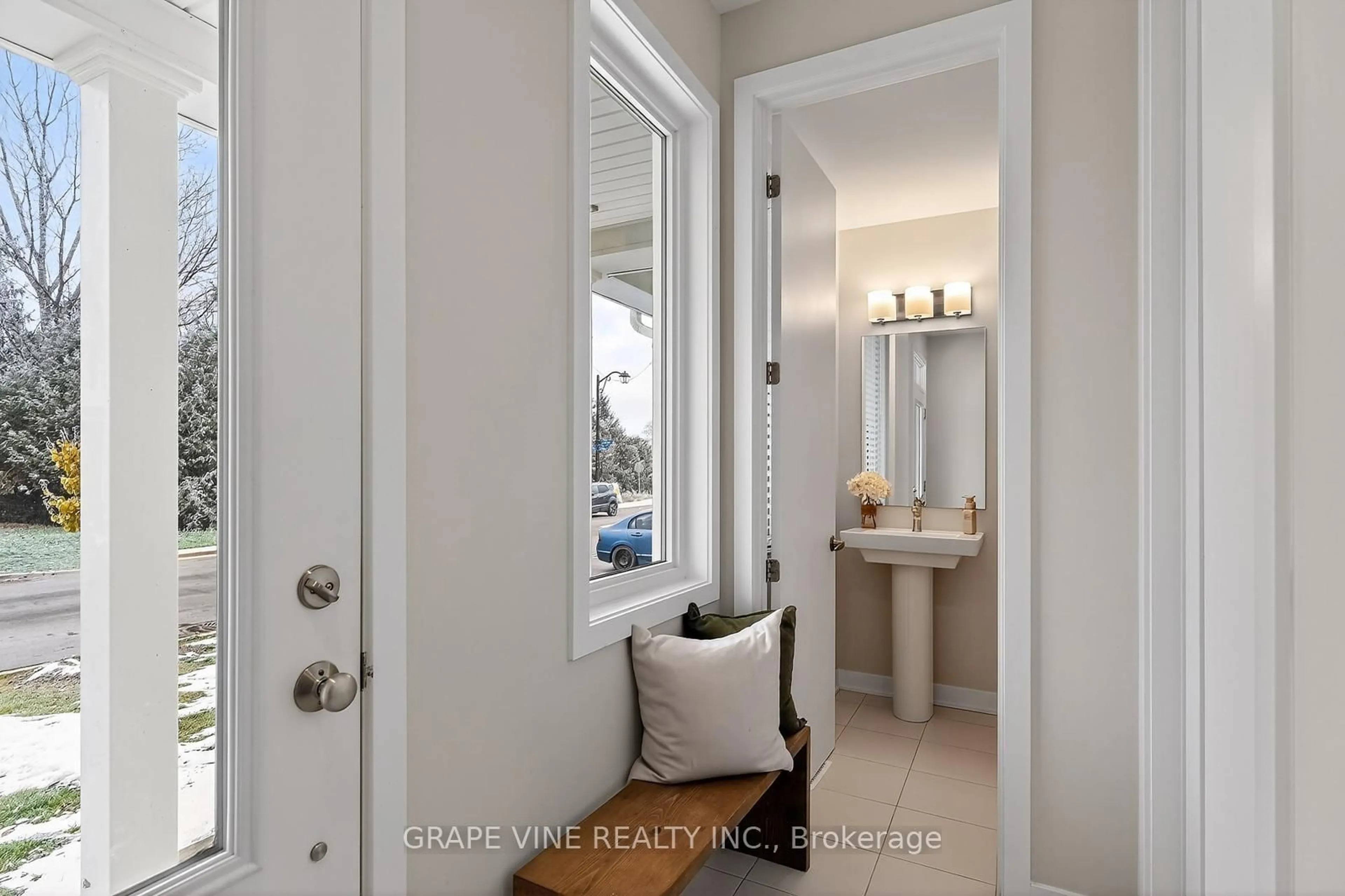 Indoor entryway for 2005 Postilion St, Richmond Ontario K0A 2Z0