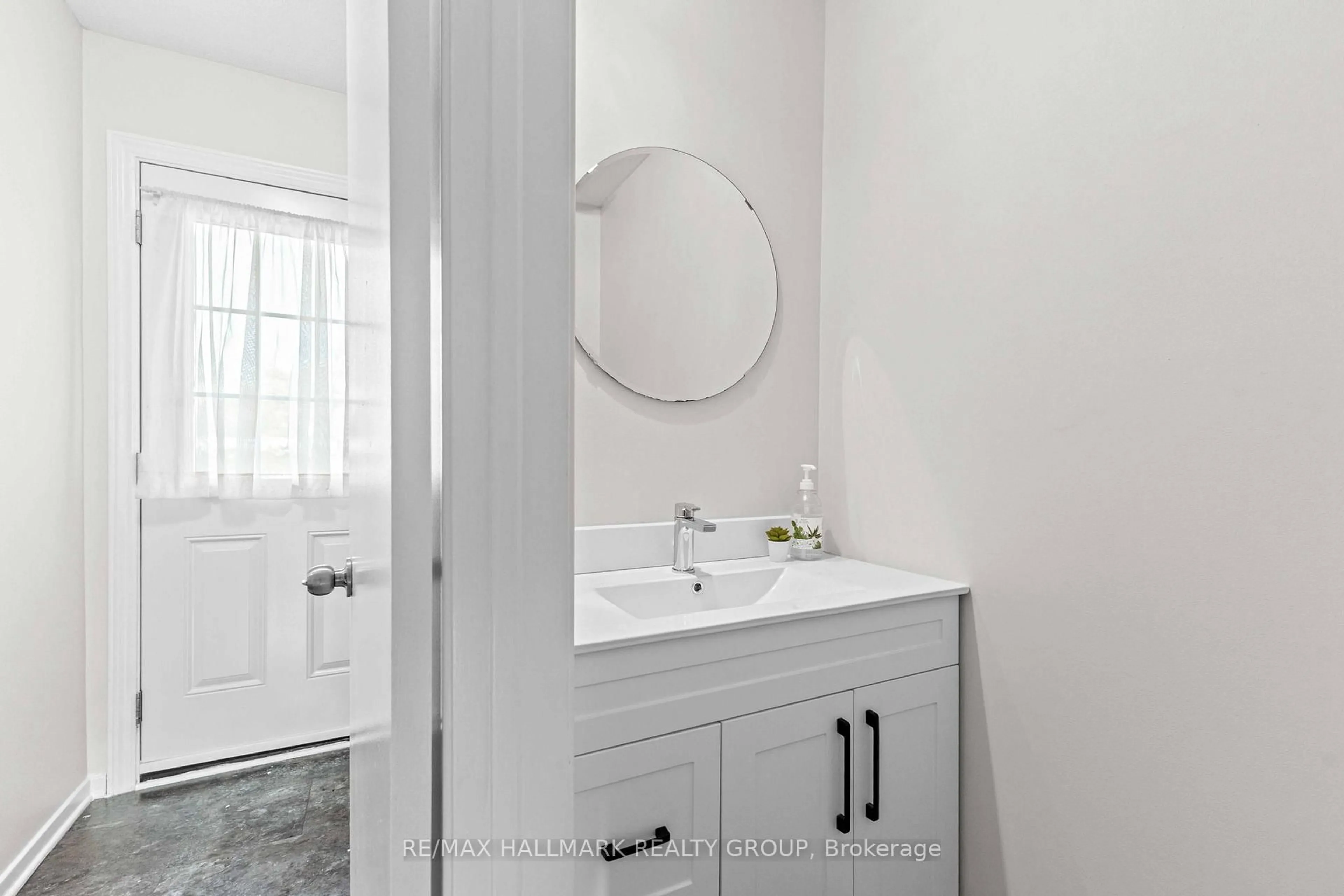 Standard bathroom, ceramic/tile floor for 1160 Shillington Ave #11, Ottawa Ontario K1Z 7Z4