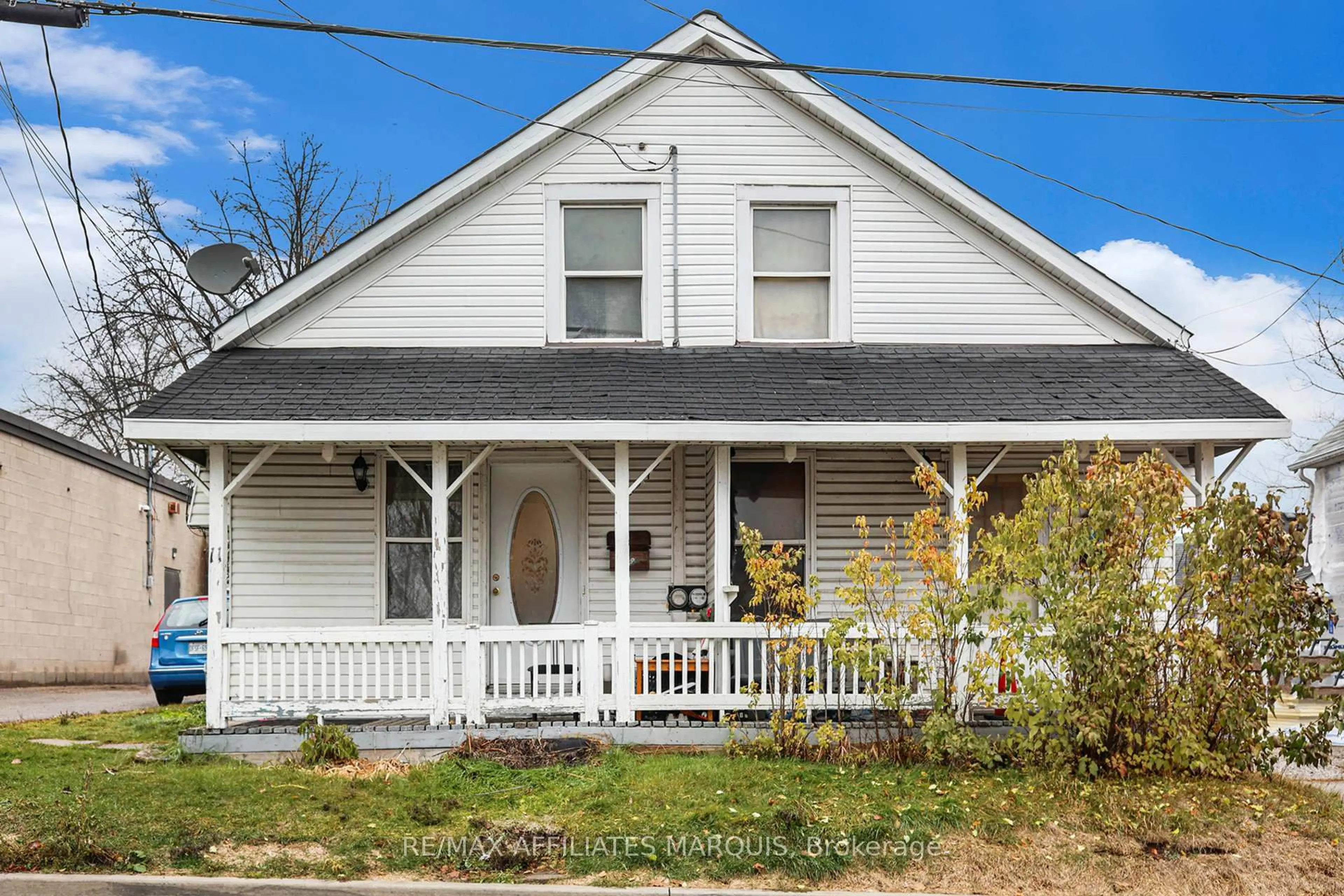 Home with vinyl exterior material, street for 11-13 Bay St, Smiths Falls Ontario K7A 2G1