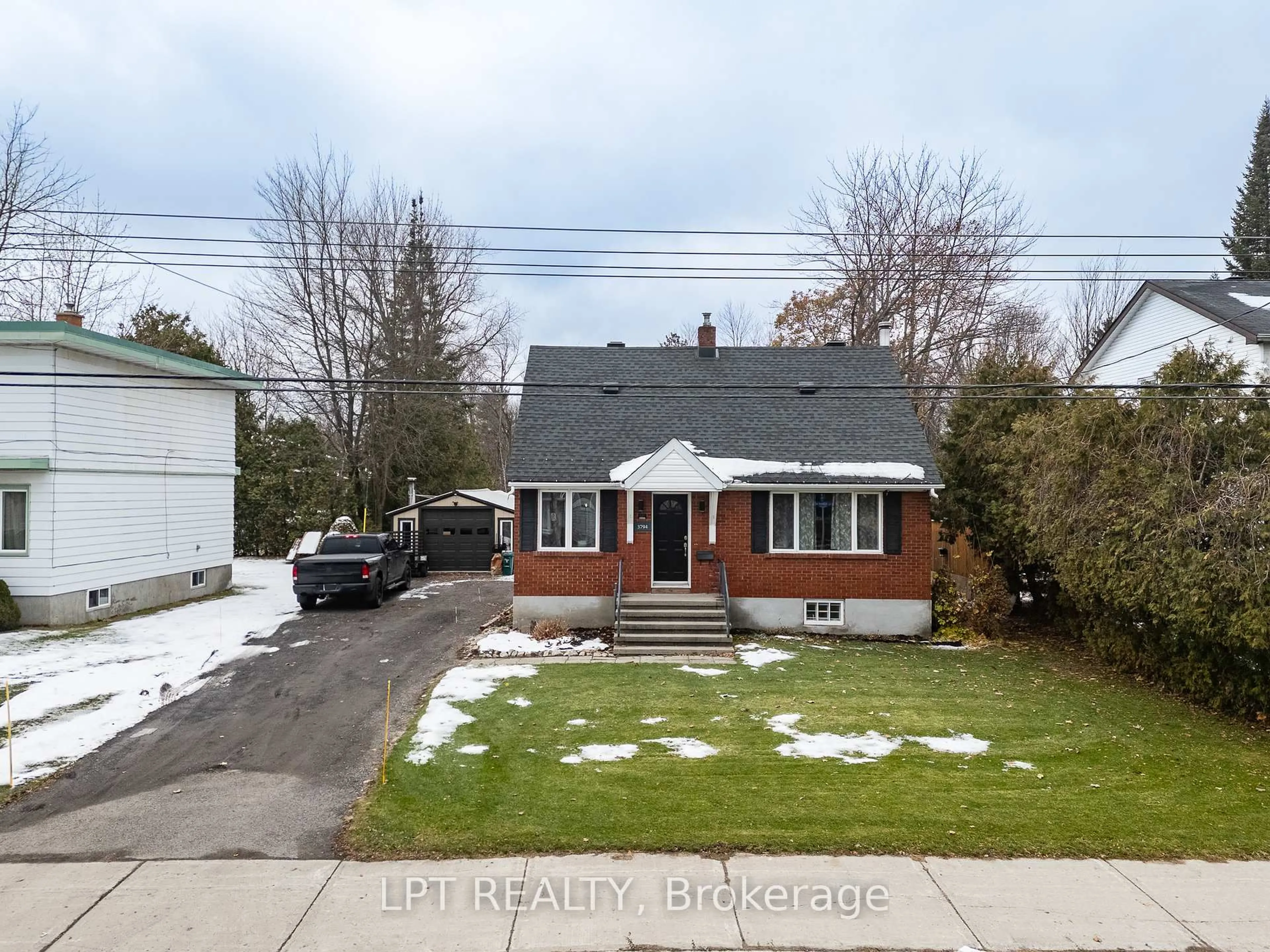 A pic from outside/outdoor area/front of a property/back of a property/a pic from drone, street for 3794 Albion Rd, Ottawa Ontario K1T 1A5