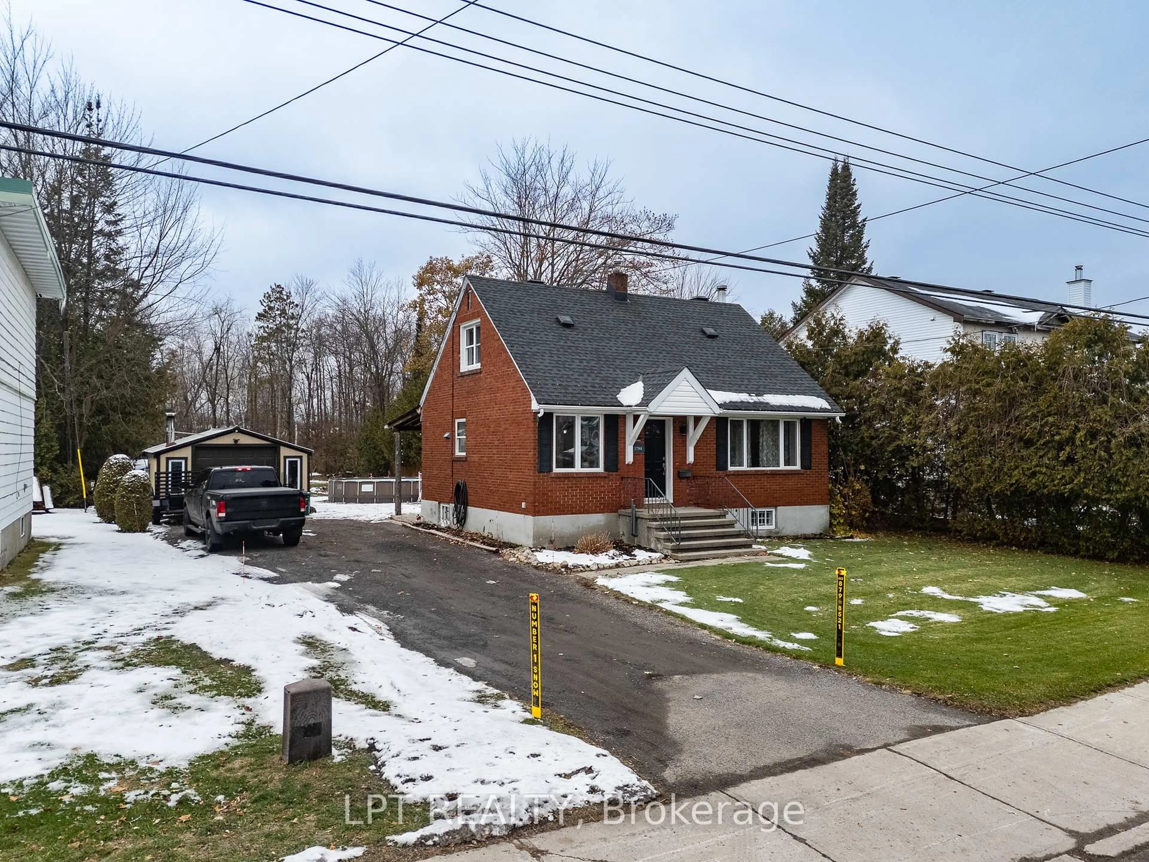 A pic from outside/outdoor area/front of a property/back of a property/a pic from drone, street for 3794 Albion Rd, Ottawa Ontario K1T 1A5