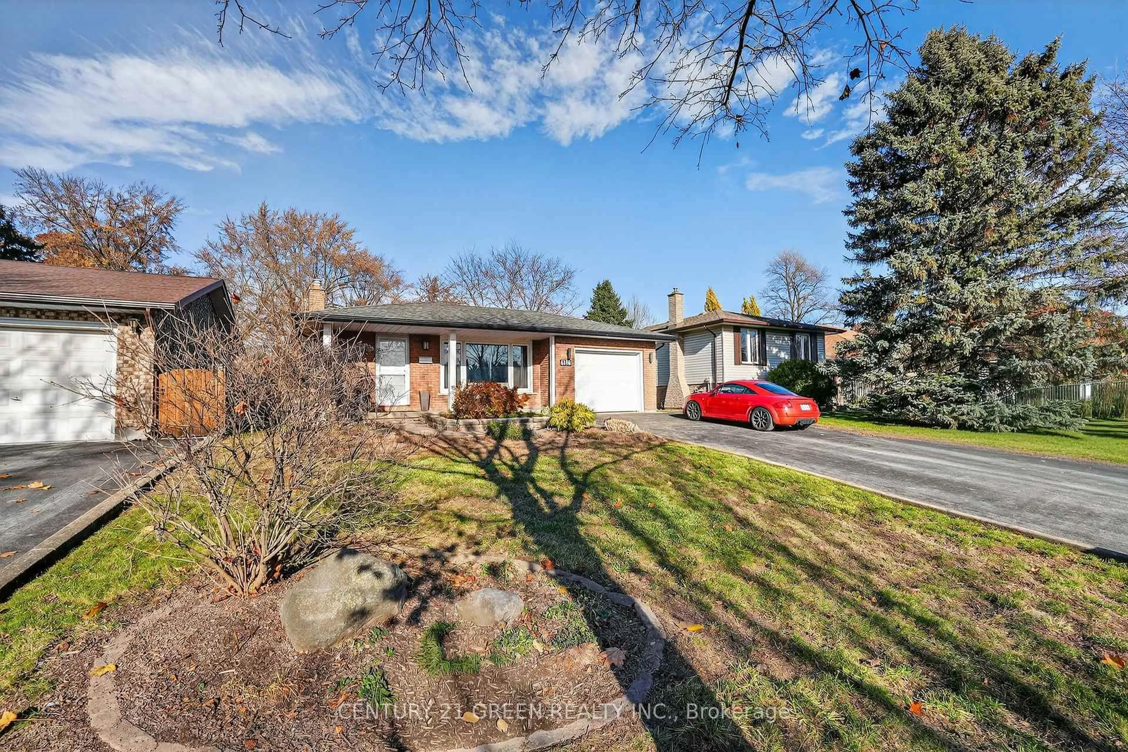 A pic from outside/outdoor area/front of a property/back of a property/a pic from drone, street for 6186 Delta Dr, Niagara Falls Ontario L2H 2G8