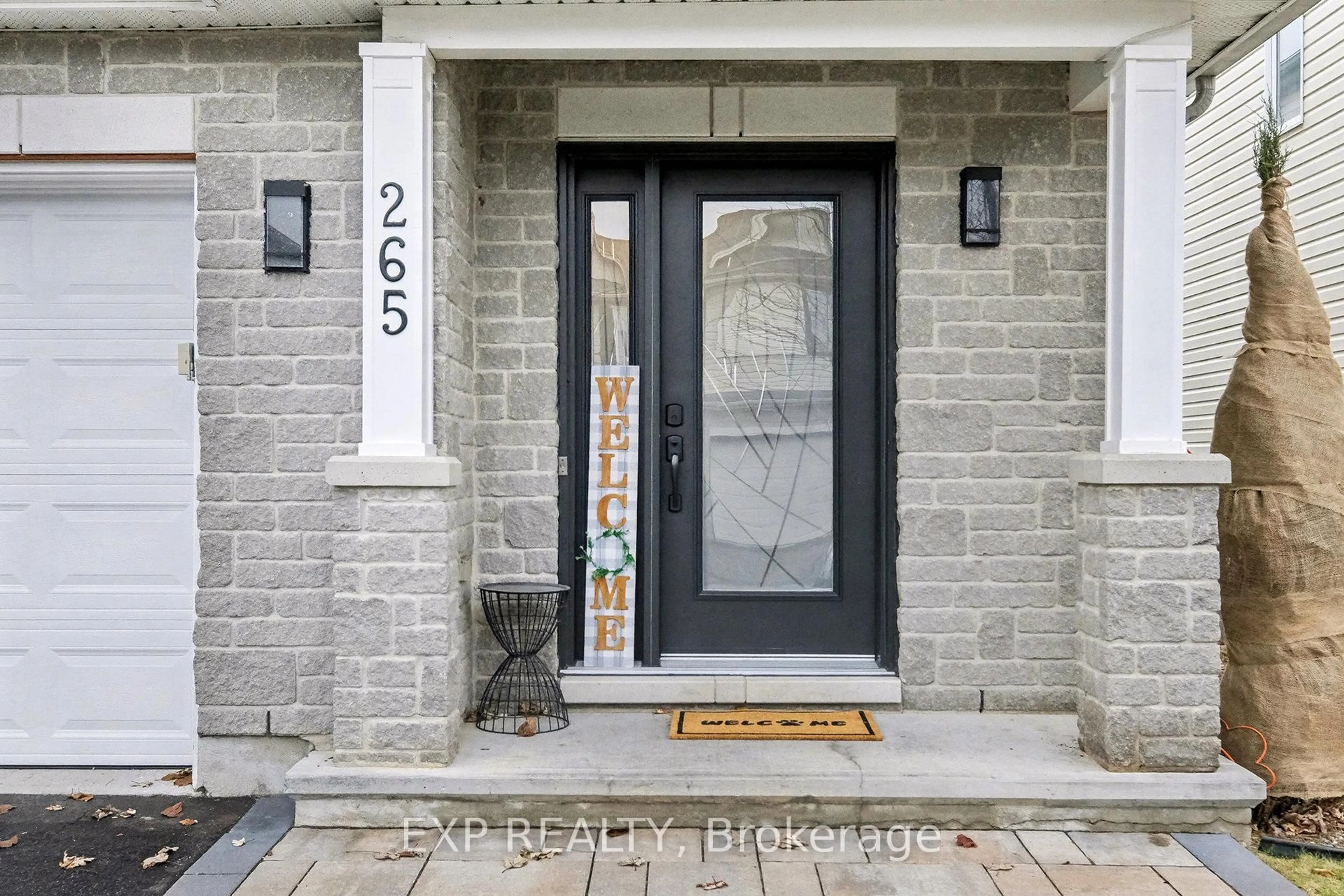 Indoor entryway for 265 Tewsley Dr, Ottawa Ontario K1V 0Y6