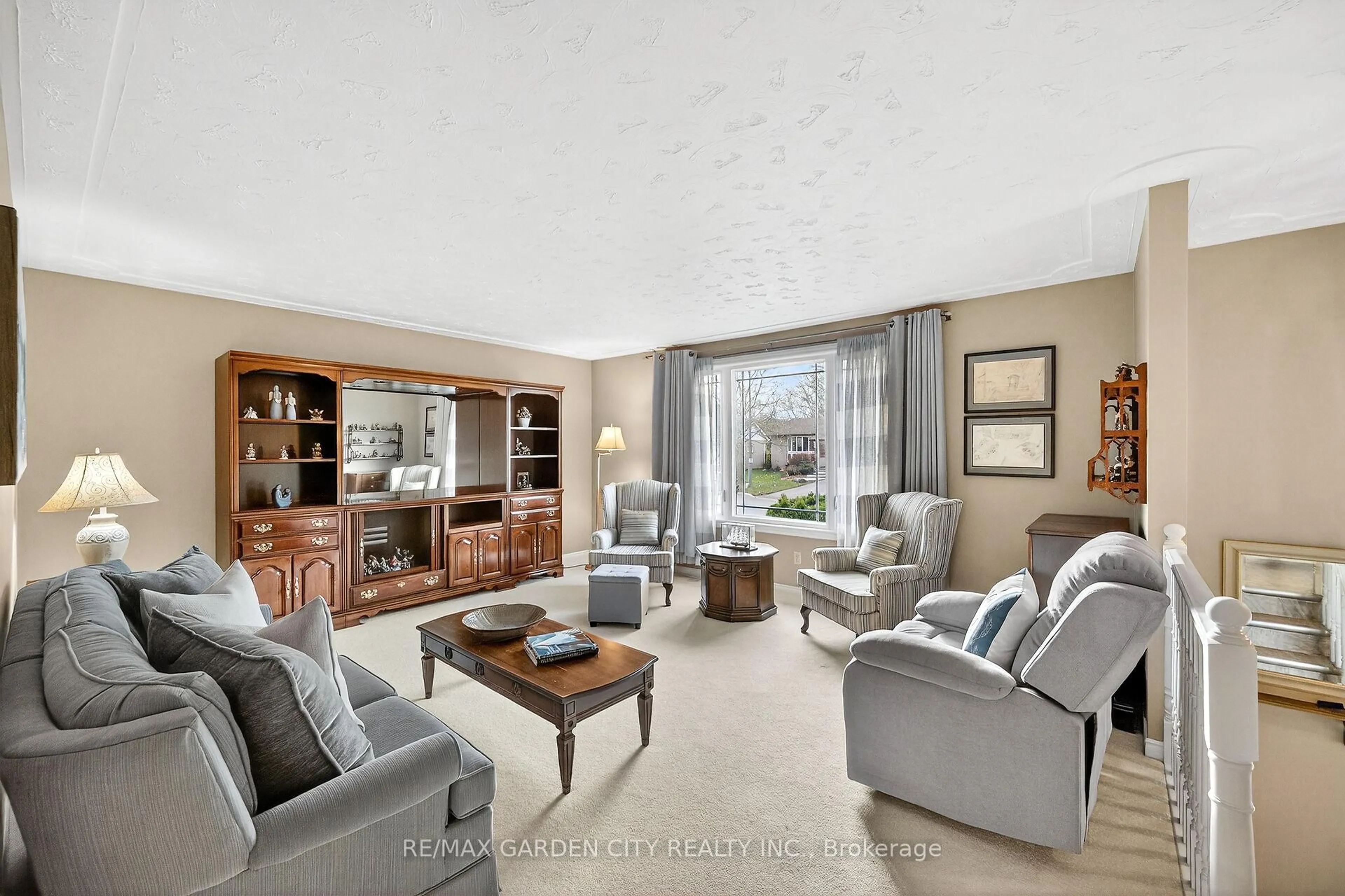 Living room with furniture, unknown for 5083 Hartwood Ave, Lincoln Ontario L3J 0A2