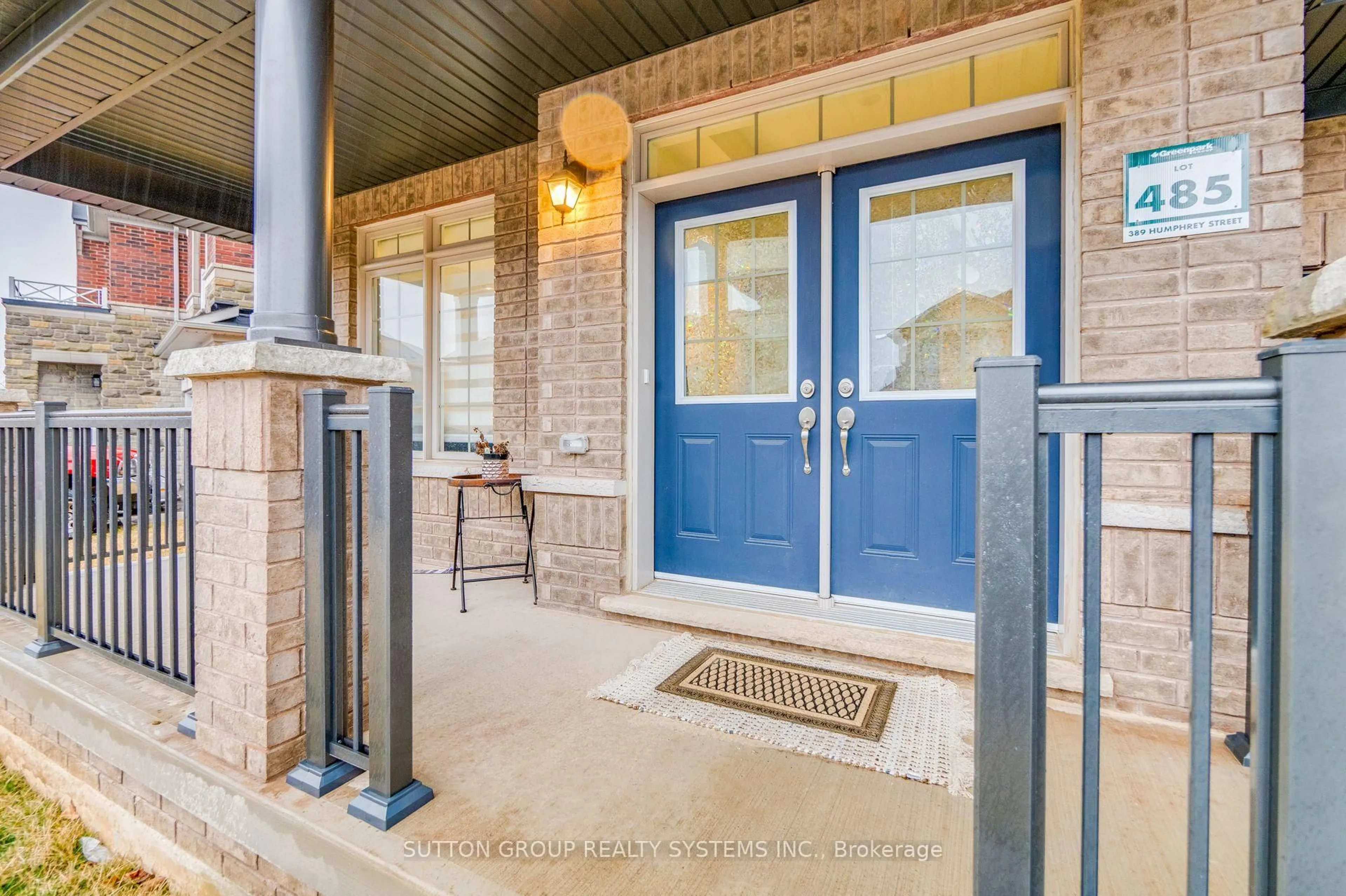 Indoor entryway for 389 Humphrey St, Hamilton Ontario L8B 1X5