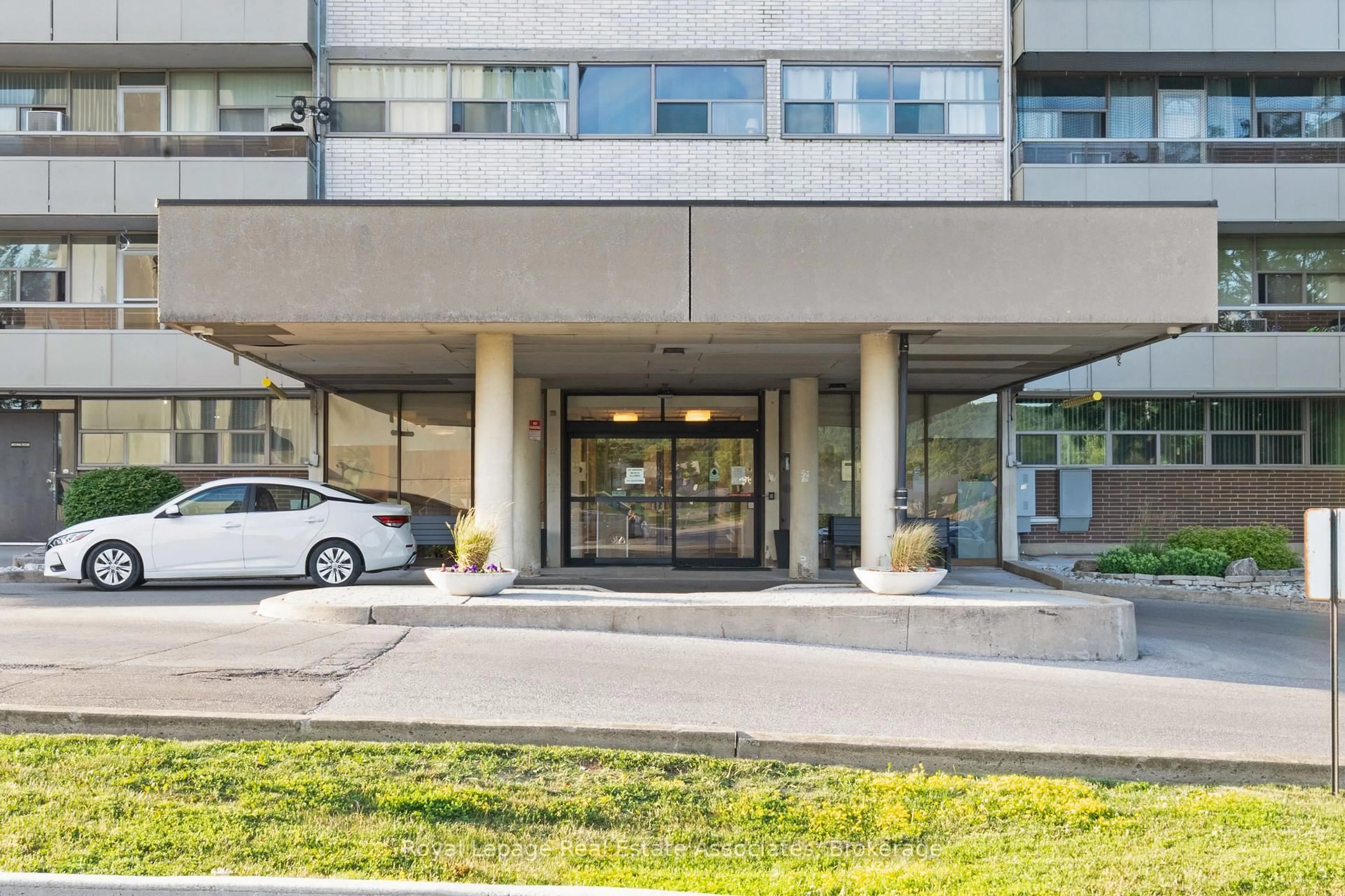 Indoor foyer for 215 Glenridge Ave #1204, St. Catharines Ontario L2T 3J7