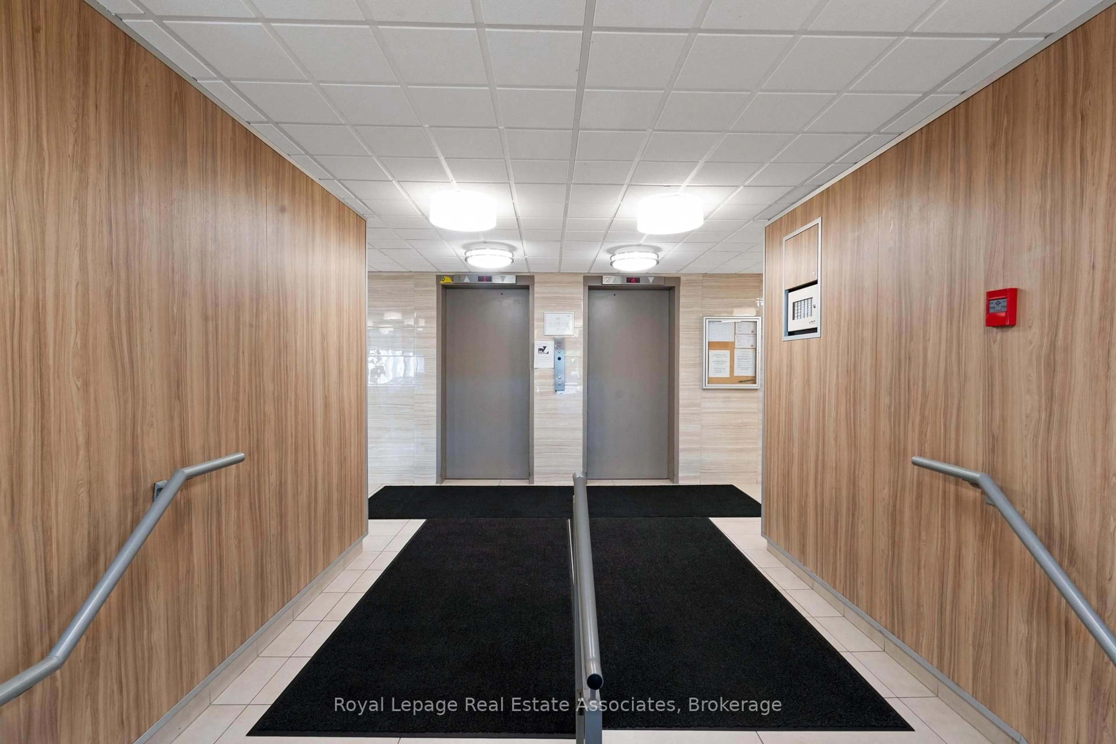 Indoor foyer for 215 Glenridge Ave #1204, St. Catharines Ontario L2T 3J7