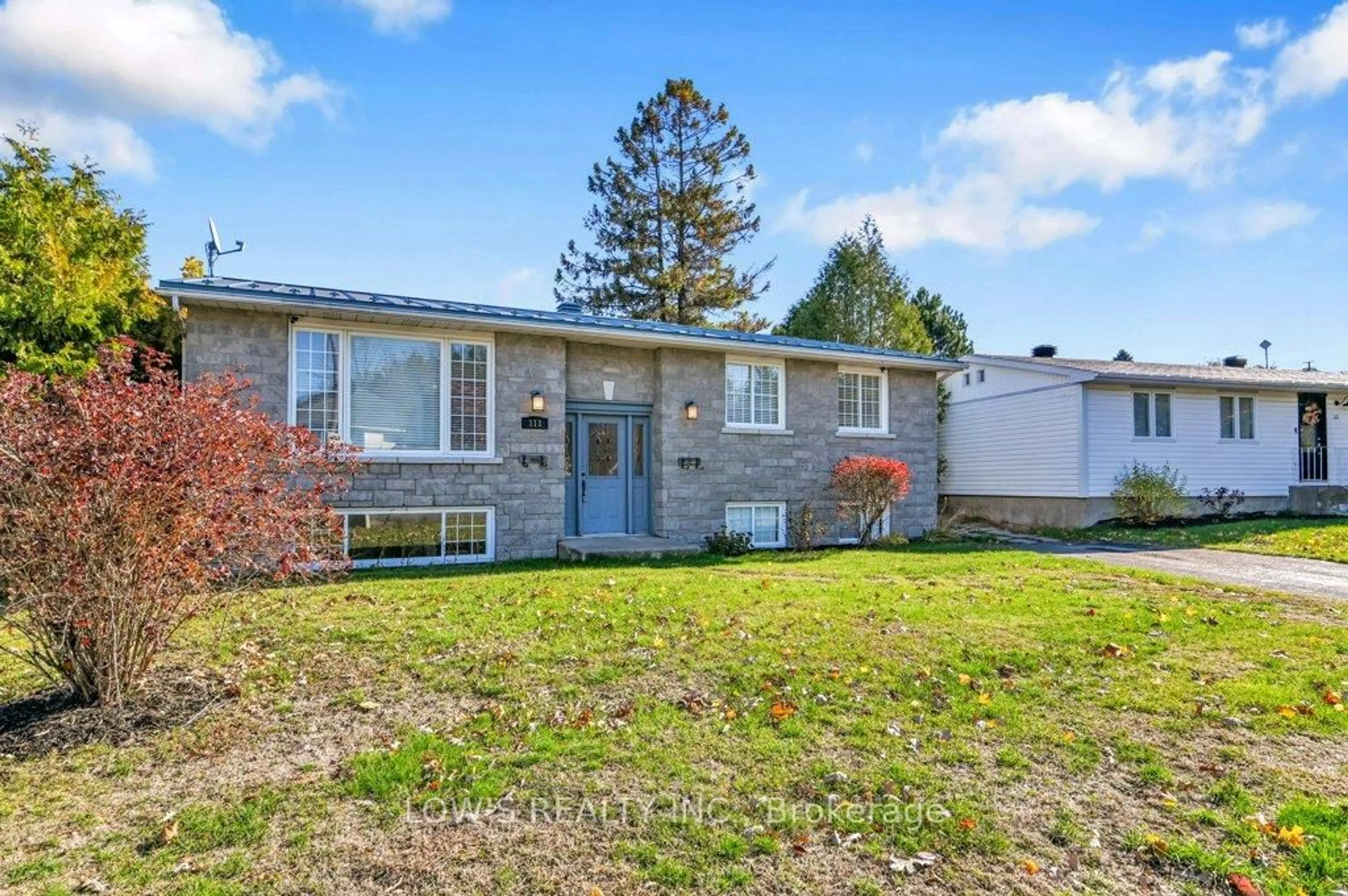 Home with vinyl exterior material, unknown for 113 Barton St, Champlain Ontario K0B 1R0