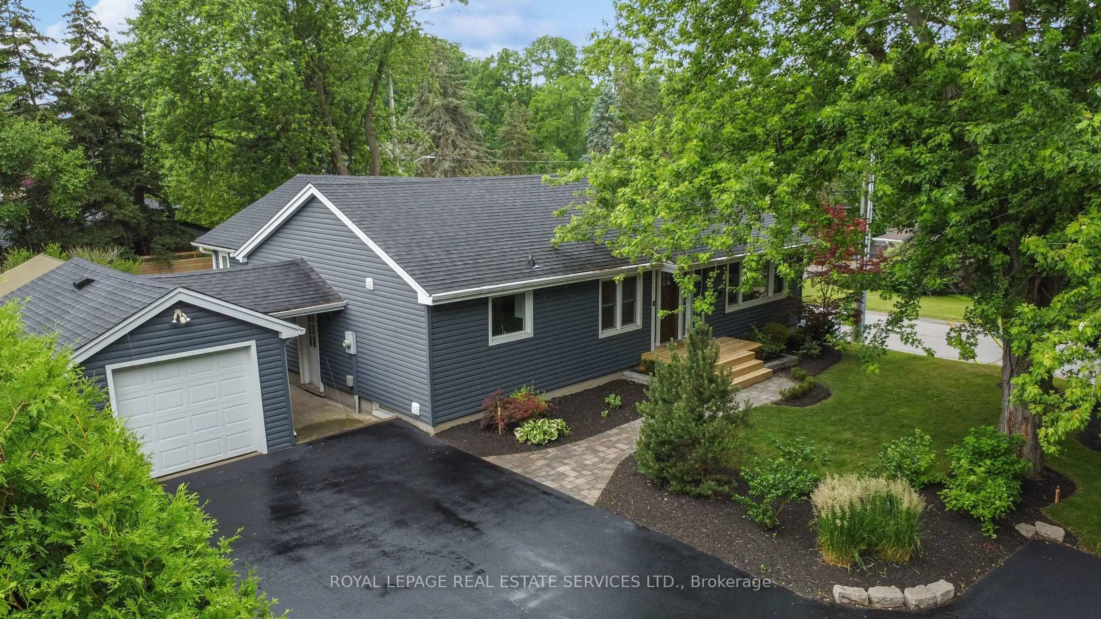 A pic from outside/outdoor area/front of a property/back of a property/a pic from drone, street for 136 Mohawk Rd, Hamilton Ontario L9G 2W9