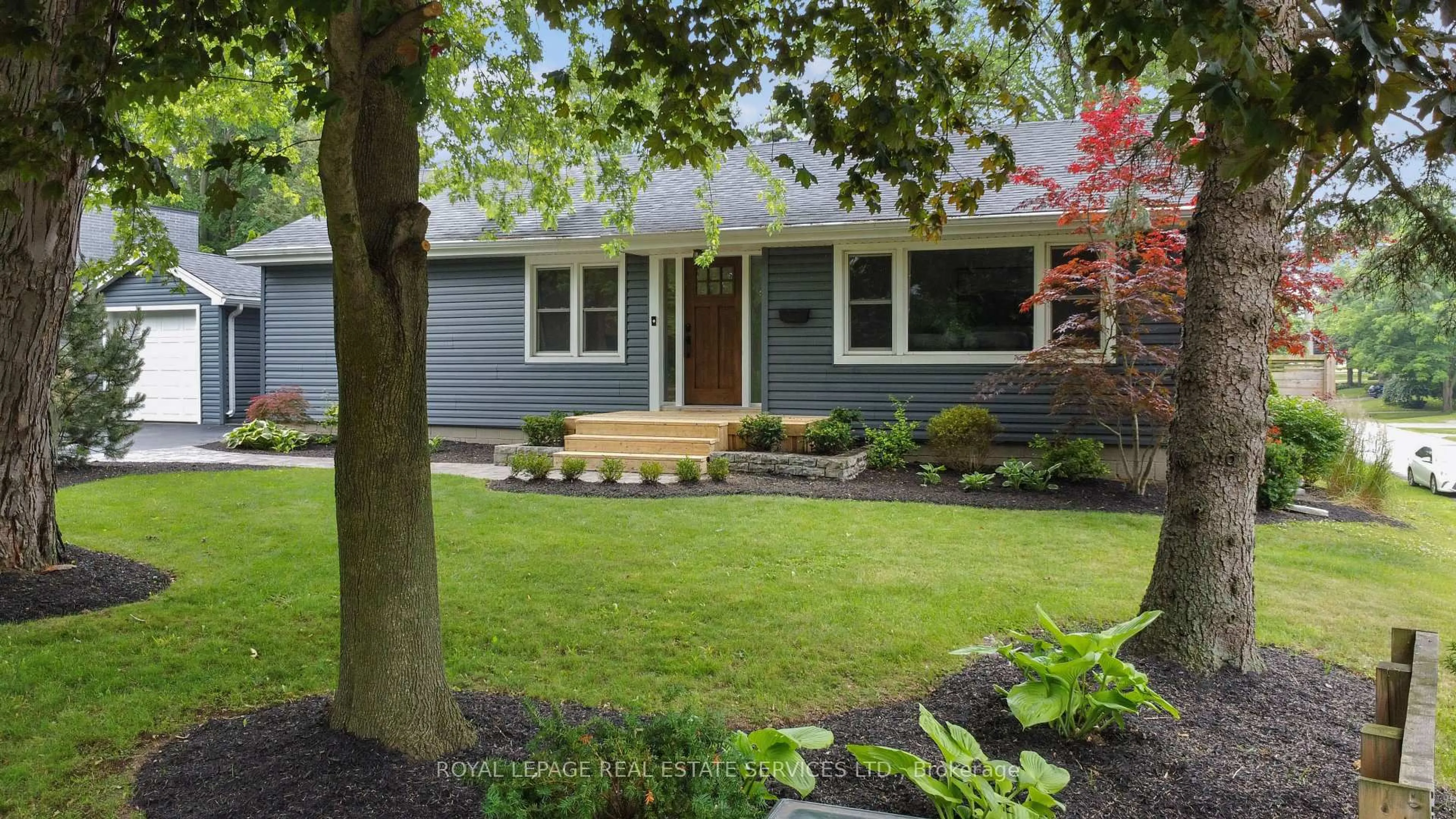 Home with vinyl exterior material, street for 136 Mohawk Rd, Hamilton Ontario L9G 2W9