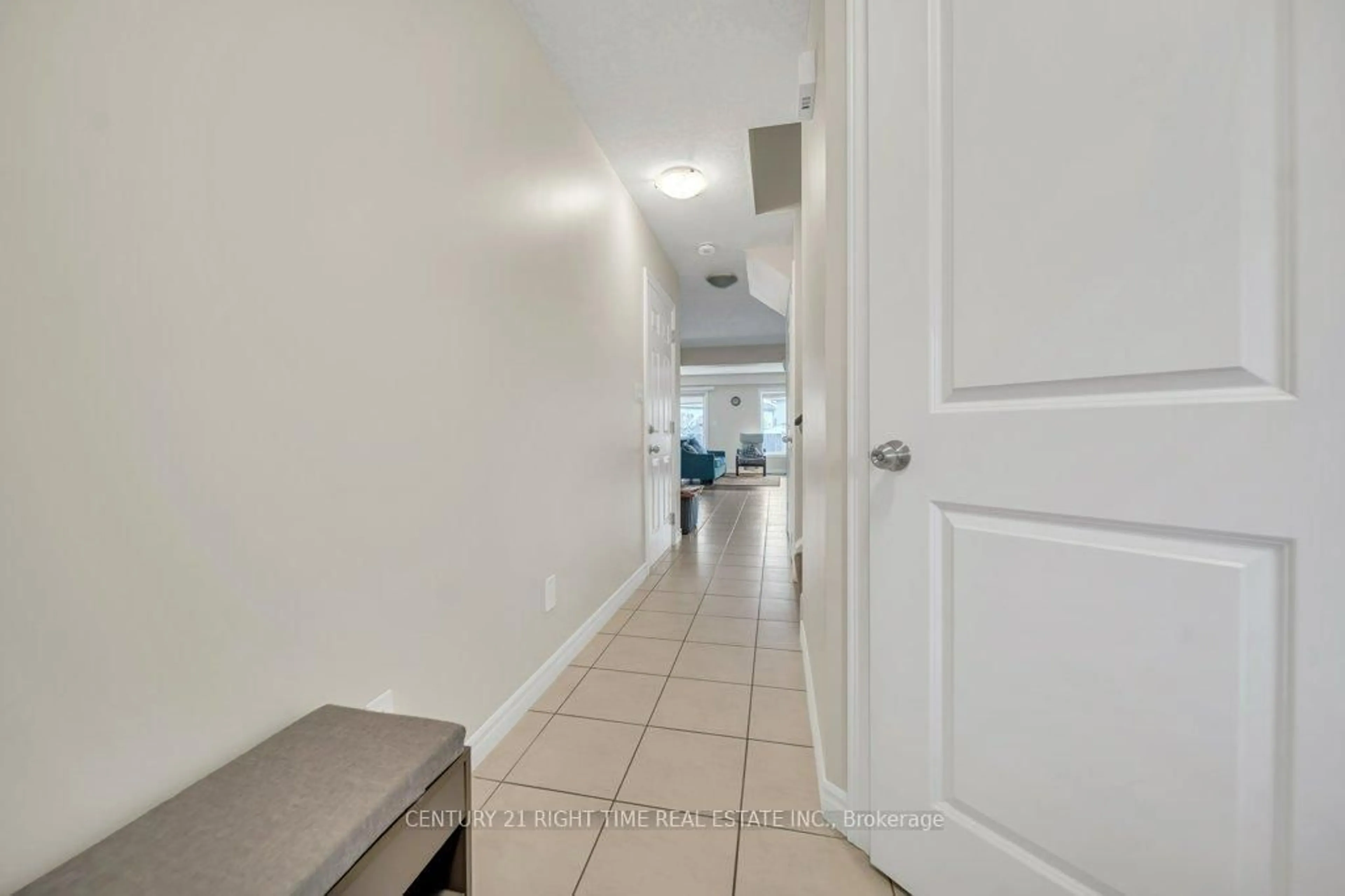 Indoor entryway for 129 Templewood Dr, Waterloo Ontario N2R 1Y4