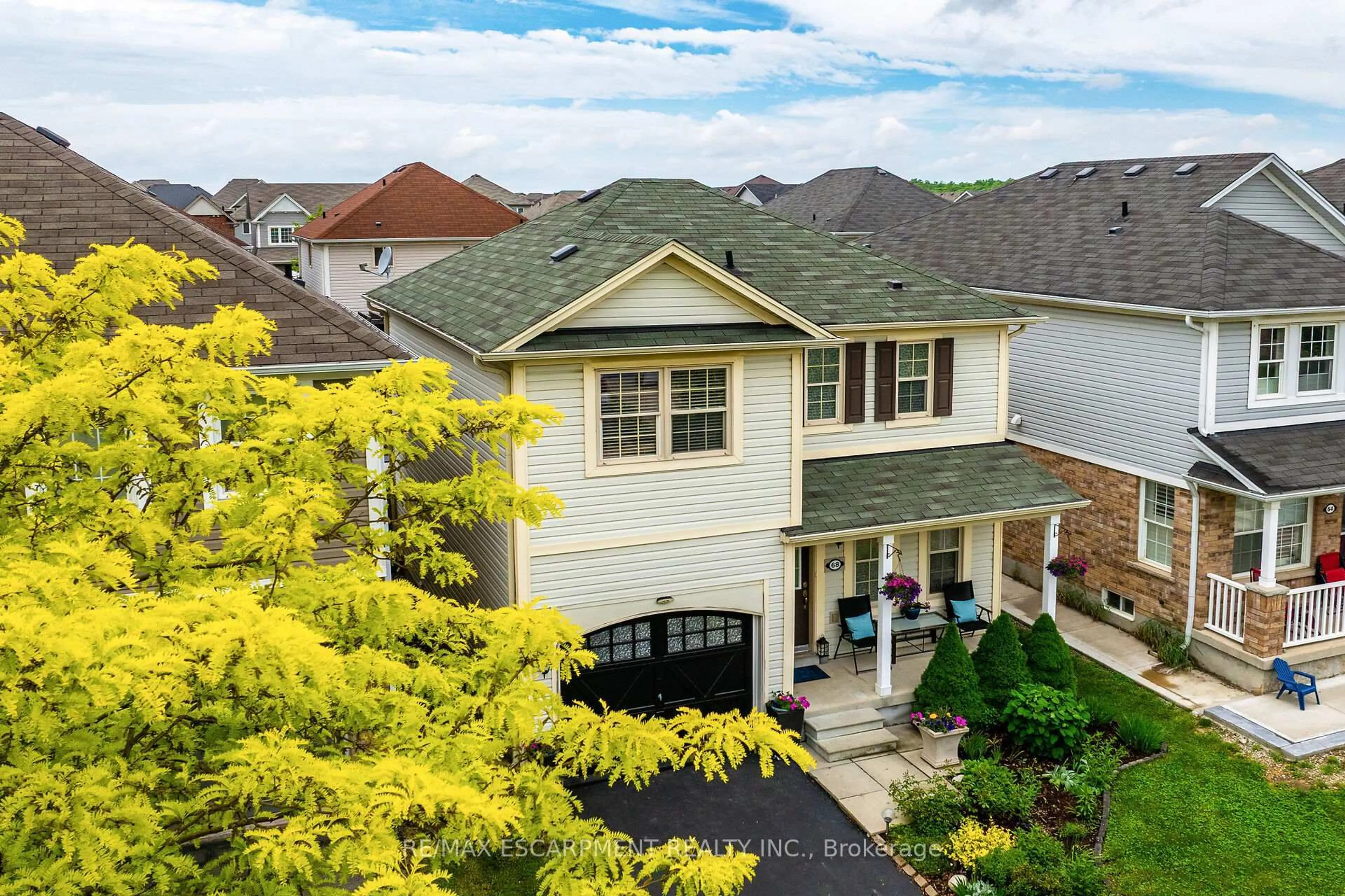 A pic from outside/outdoor area/front of a property/back of a property/a pic from drone, street for 68 Powell Dr, Hamilton Ontario L0R 1C0