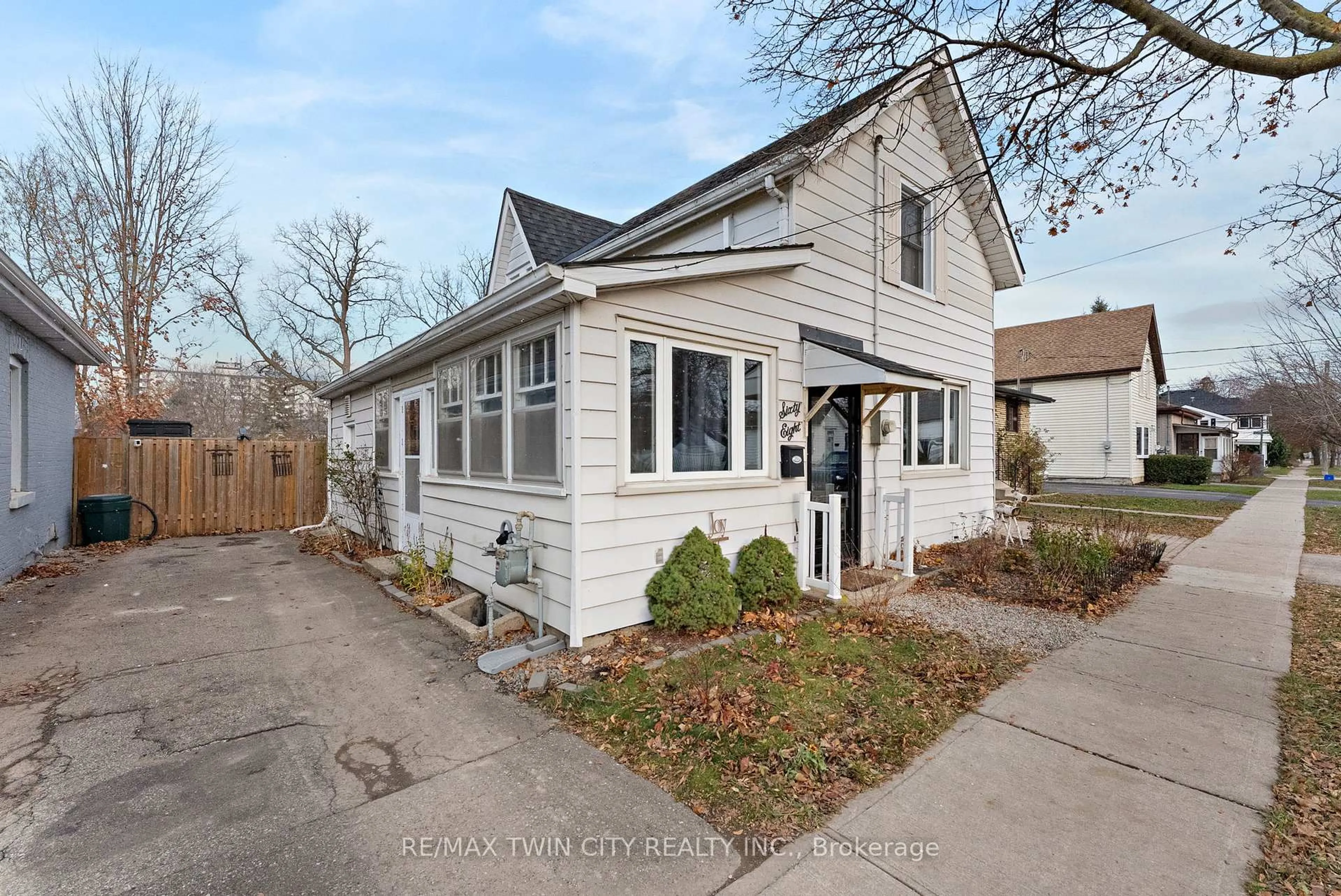 Home with vinyl exterior material, street for 68 Oak St, Brantford Ontario N3T 2B1