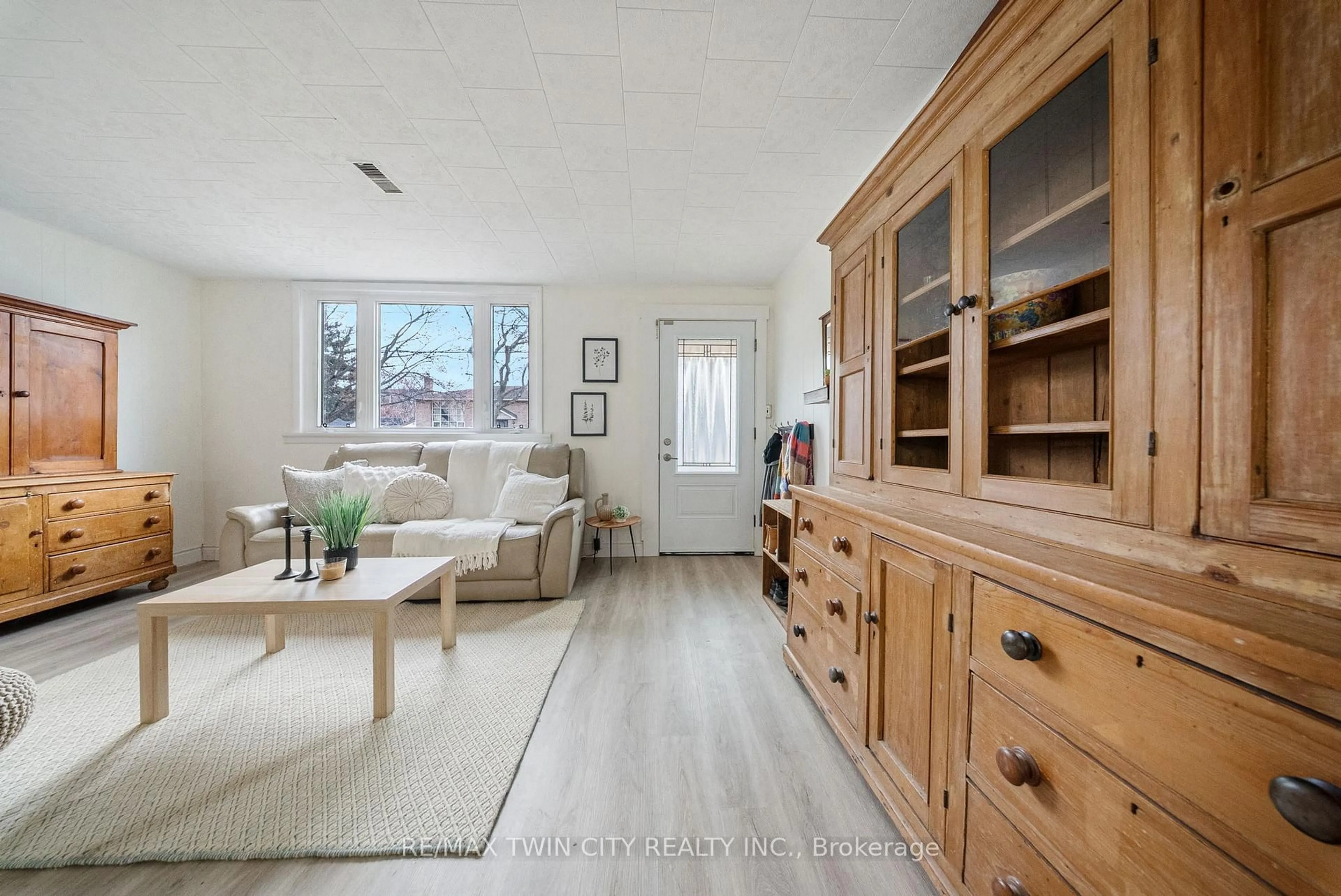 Living room with furniture, unknown for 68 Oak St, Brantford Ontario N3T 2B1