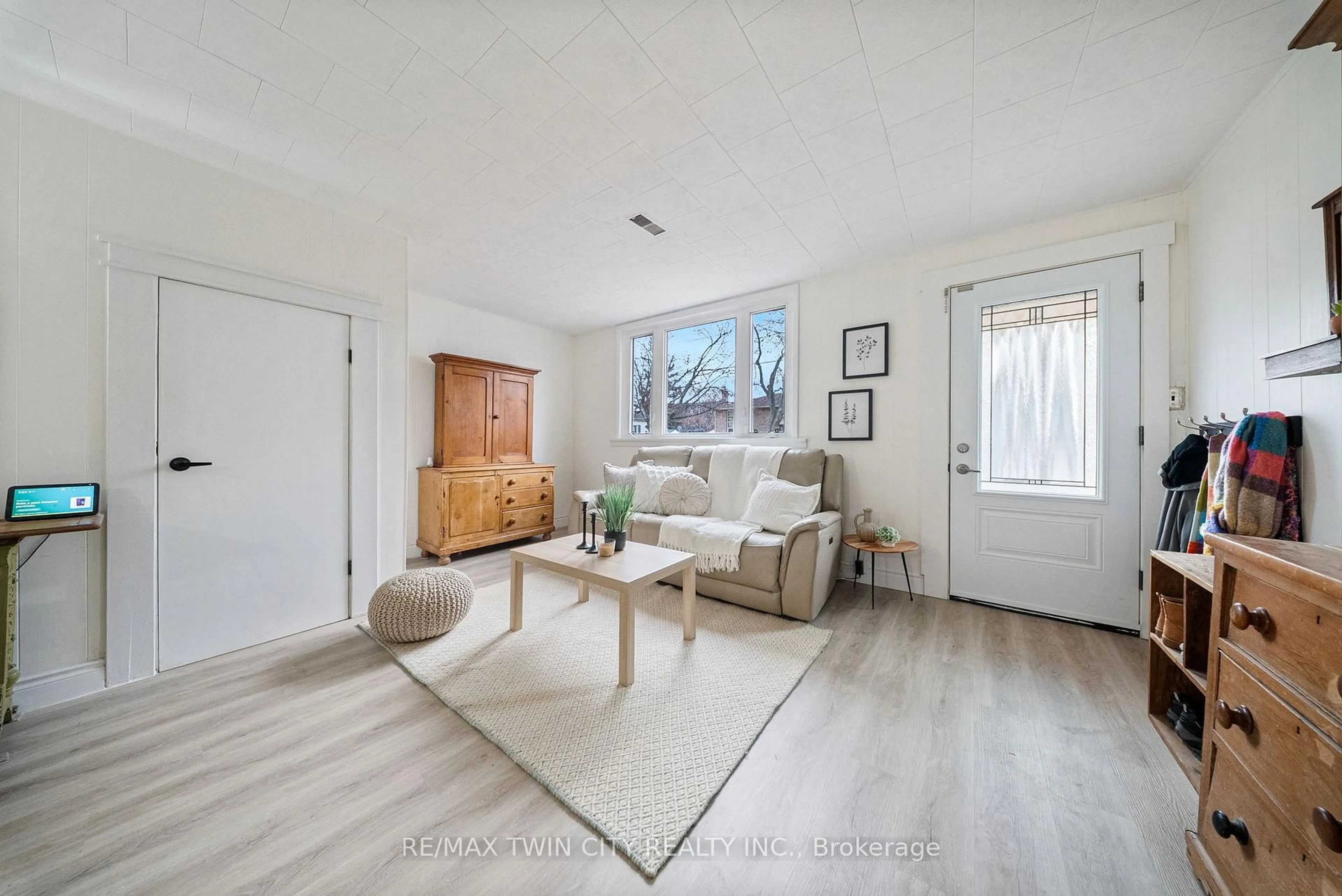 Living room with furniture, unknown for 68 Oak St, Brantford Ontario N3T 2B1