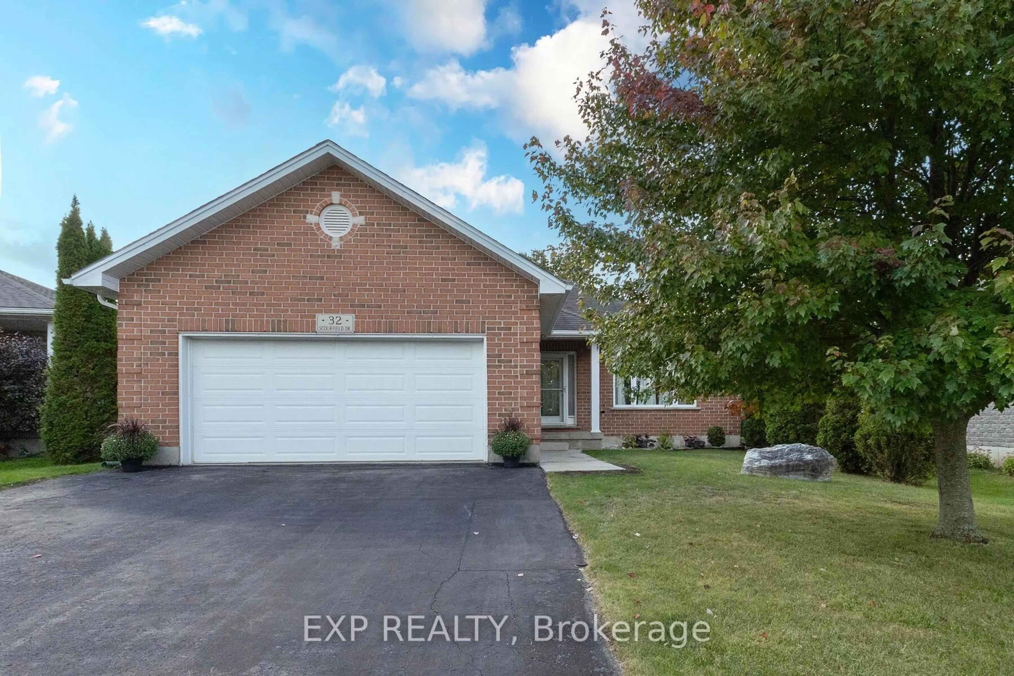 Home with brick exterior material, street for 32 SCOURFIELD Dr, Ingersoll Ontario N5C 0A4