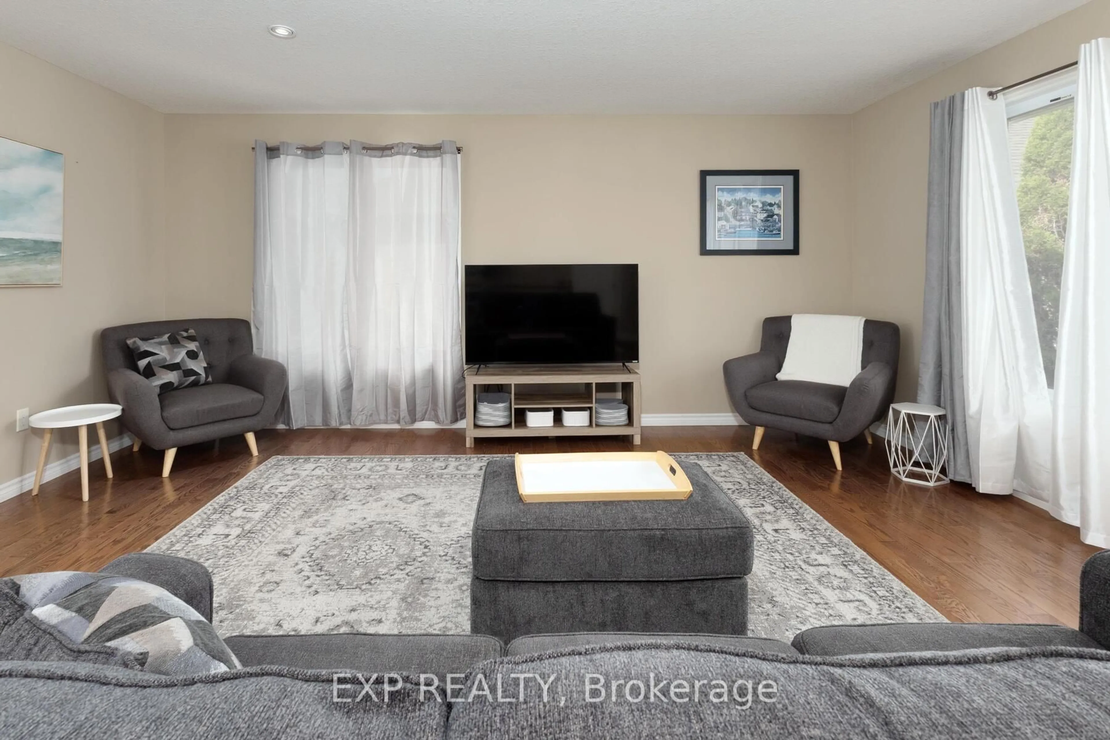 Living room with furniture, unknown for 32 SCOURFIELD Dr, Ingersoll Ontario N5C 0A4