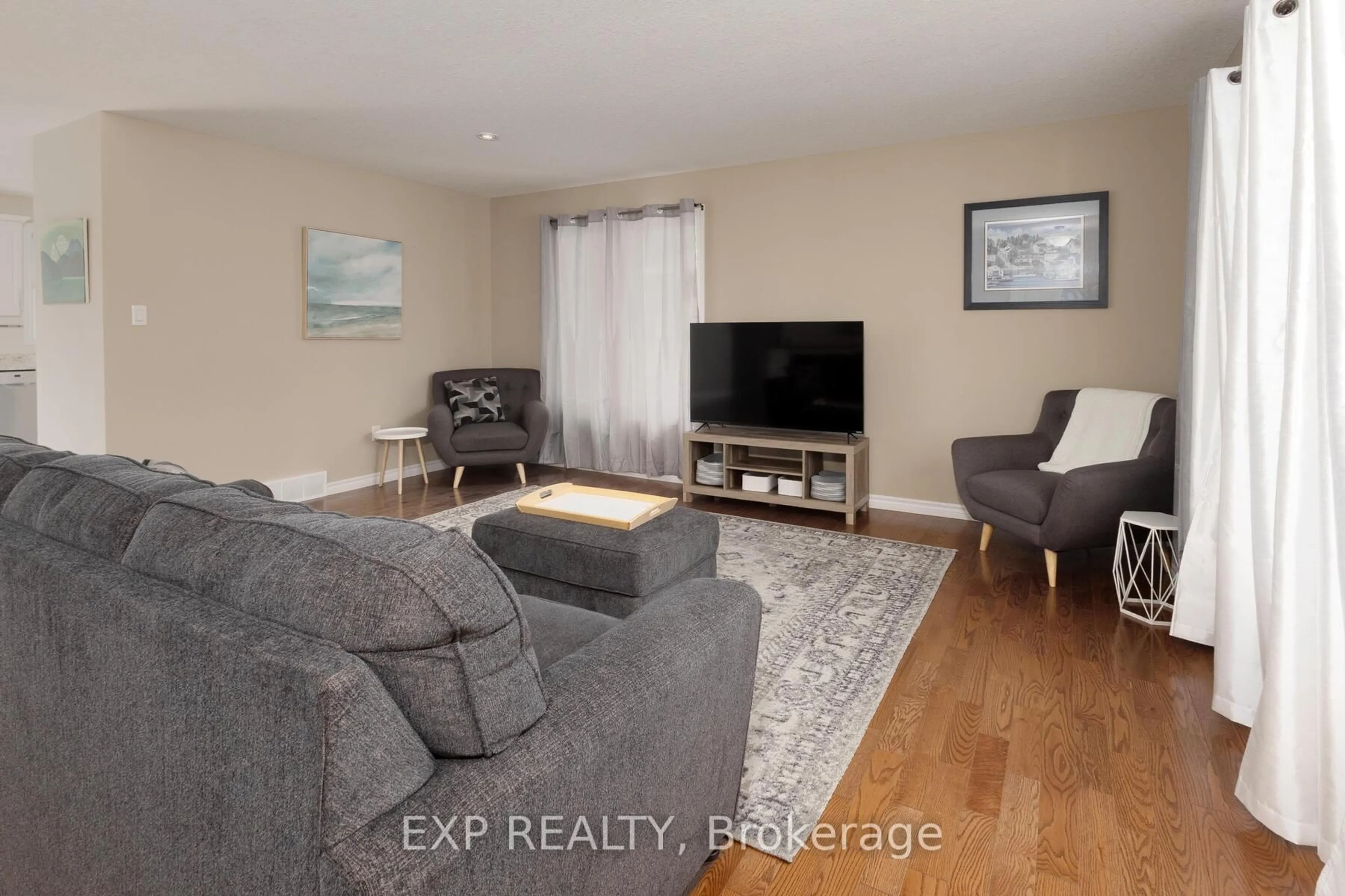 Living room with furniture, wood/laminate floor for 32 SCOURFIELD Dr, Ingersoll Ontario N5C 0A4