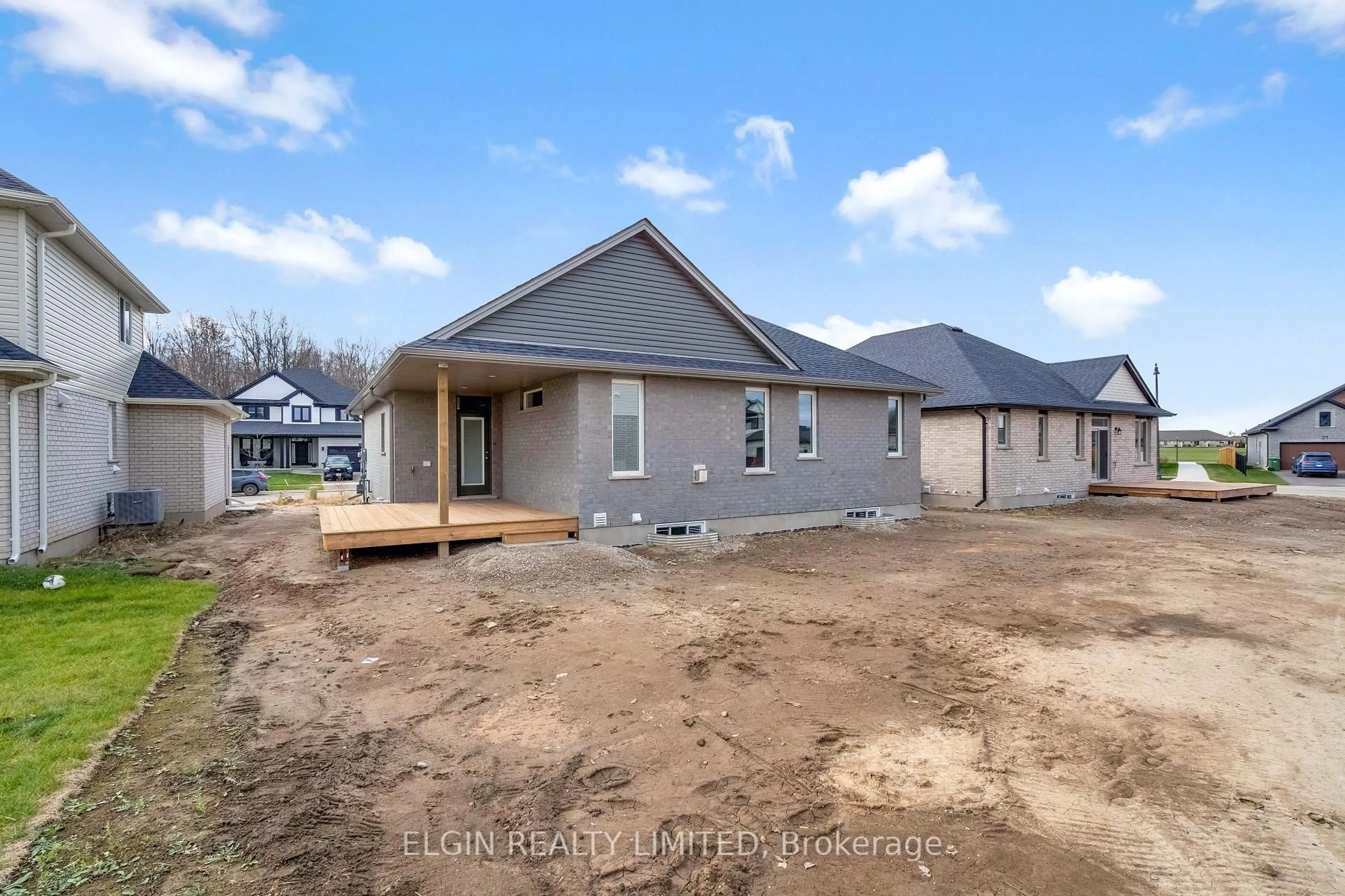 Home with vinyl exterior material, building for 8 Hartland Circ, St. Thomas Ontario N5R 0P2