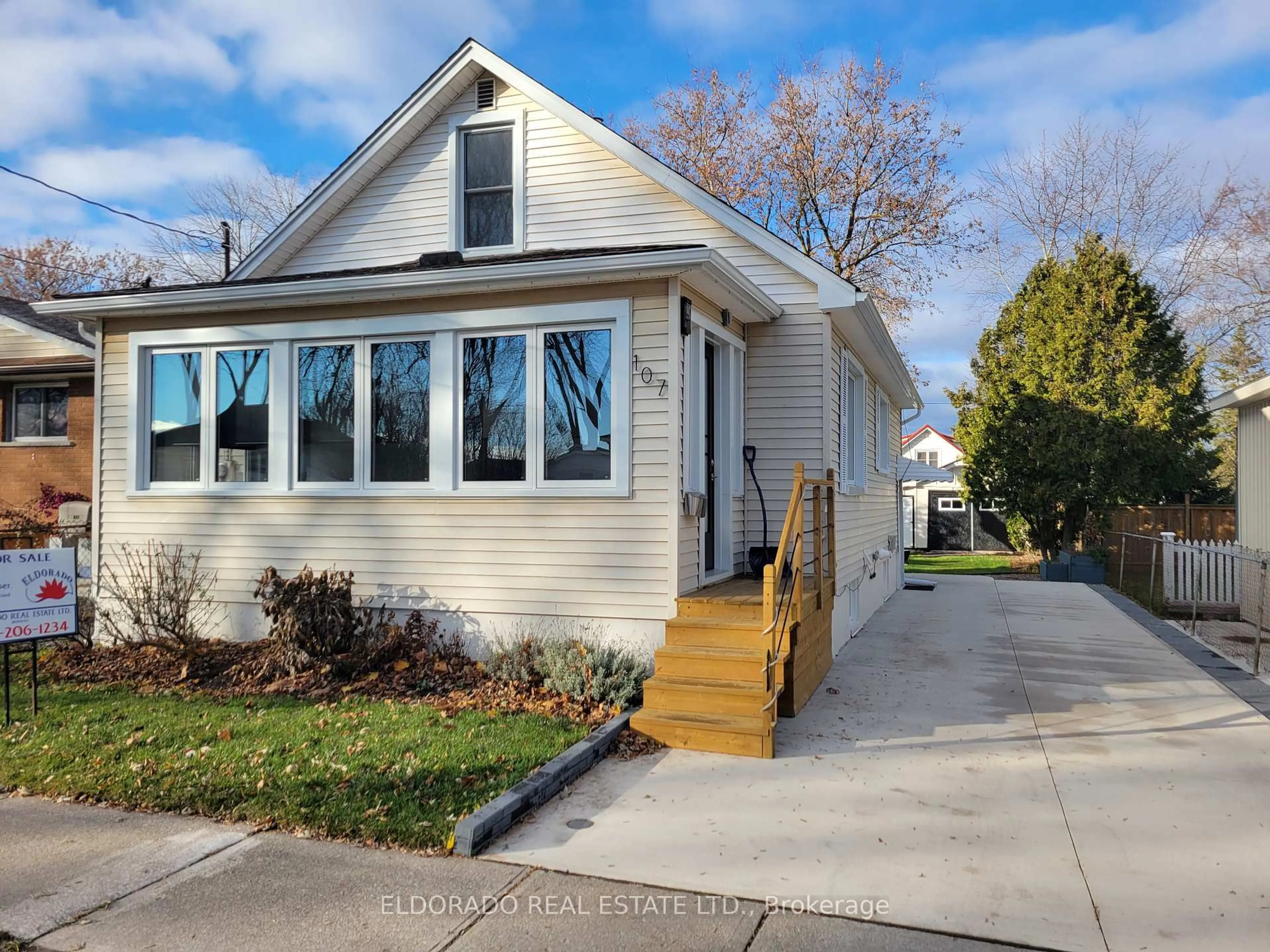 Home with vinyl exterior material, street for 107 Mackan St, Thorold Ontario L2V 1G5