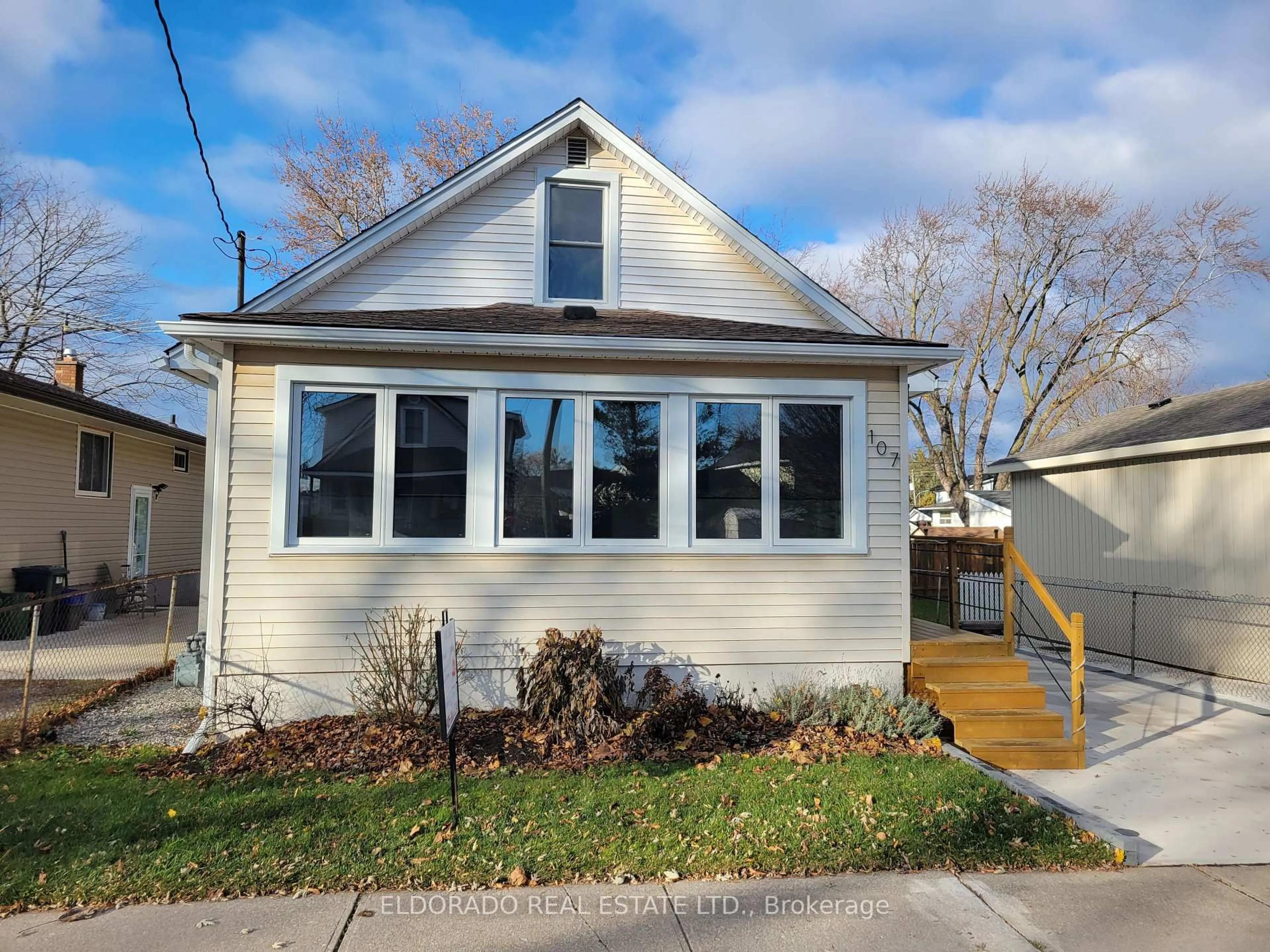 Home with vinyl exterior material, street for 107 Mackan St, Thorold Ontario L2V 1G5