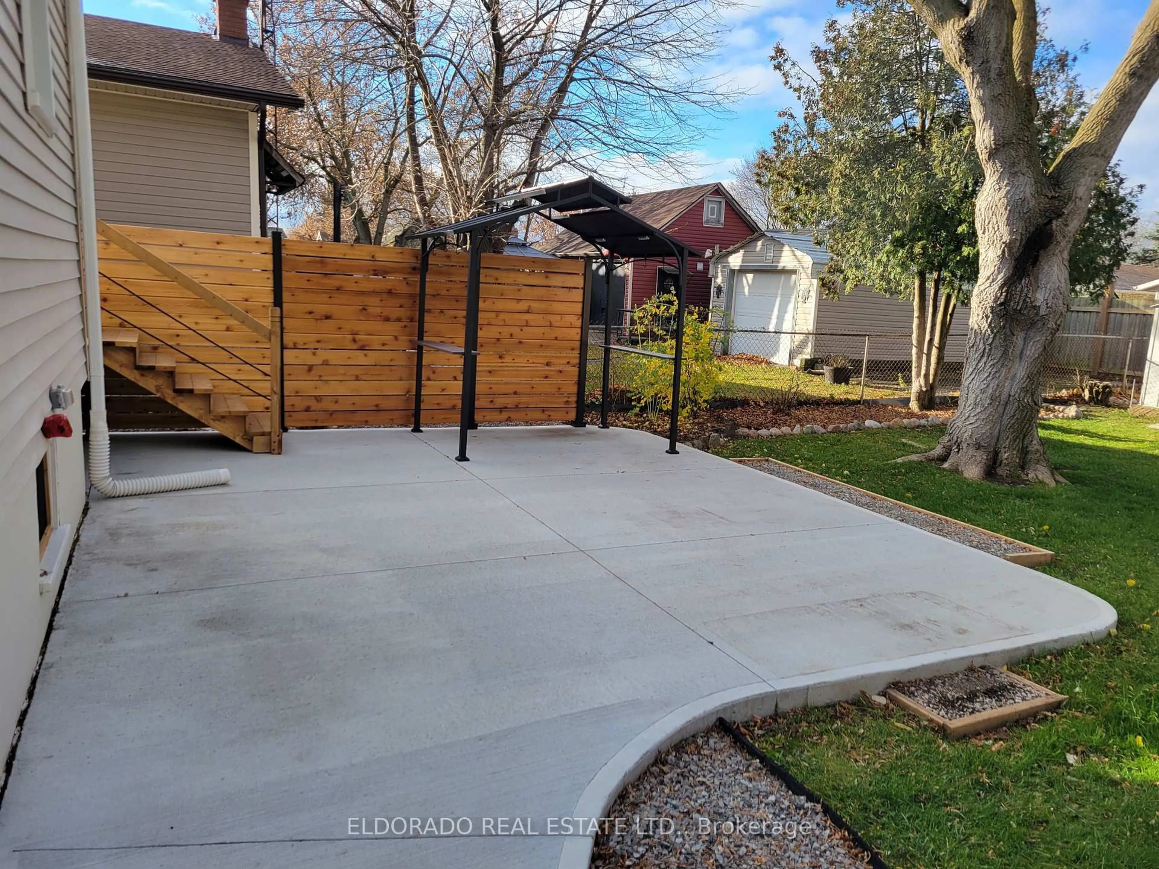 Patio, street for 107 Mackan St, Thorold Ontario L2V 1G5