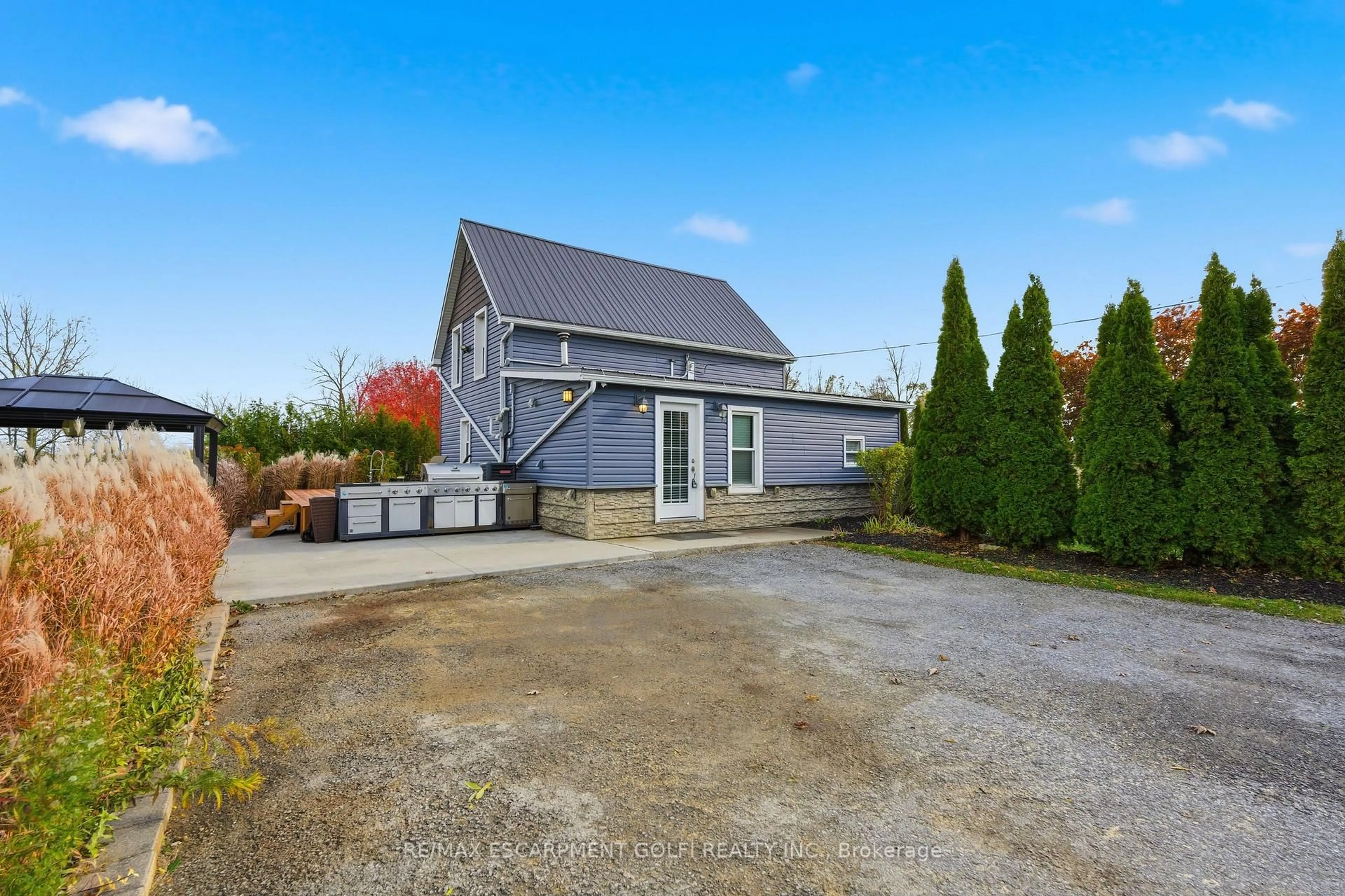 A pic from outside/outdoor area/front of a property/back of a property/a pic from drone, unknown for 112 YOUNG Rd, Haldimand Ontario N1A 2W7