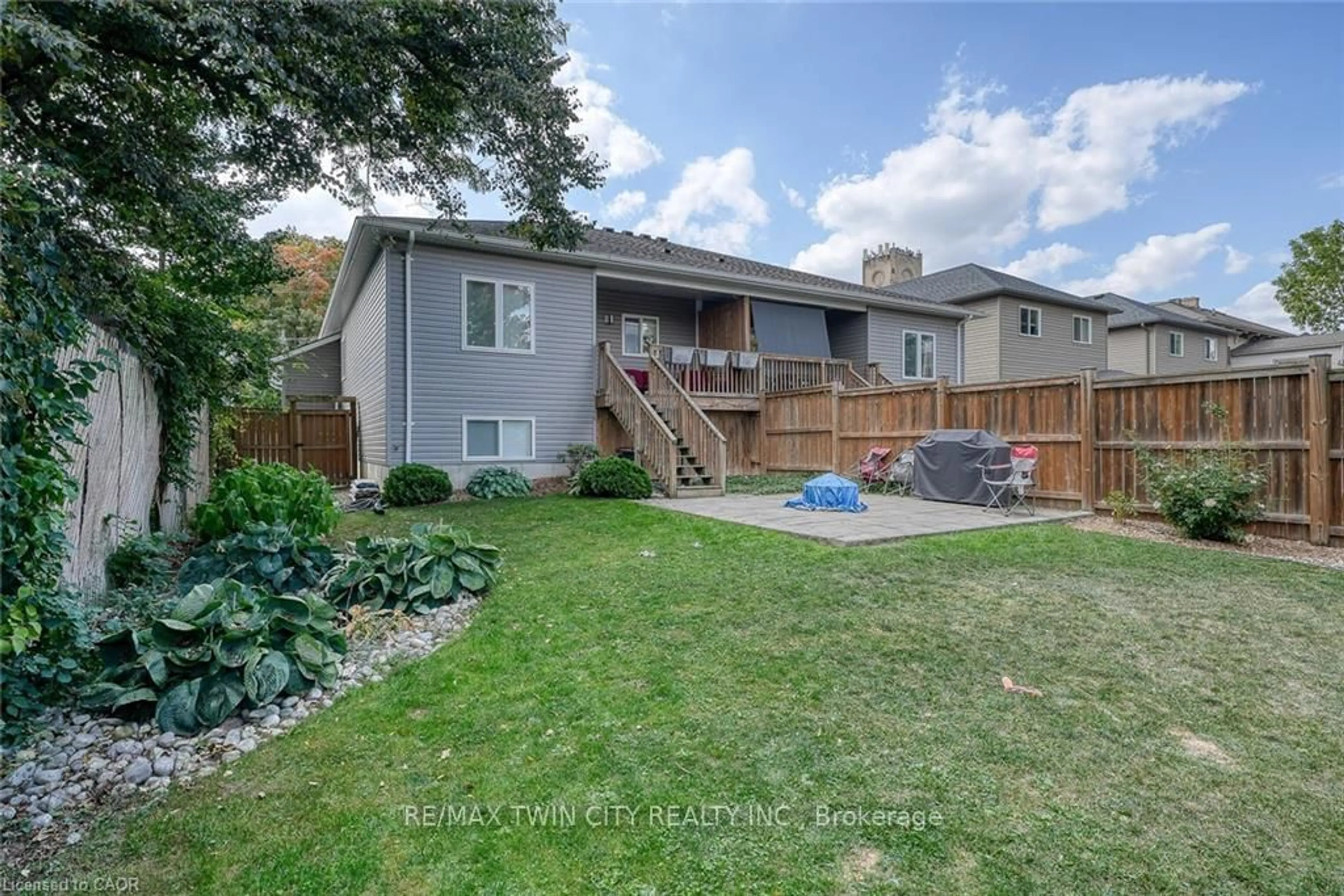 A pic from outside/outdoor area/front of a property/back of a property/a pic from drone, street for 211 OXFORD St, Ingersoll Ontario N5C 2V8