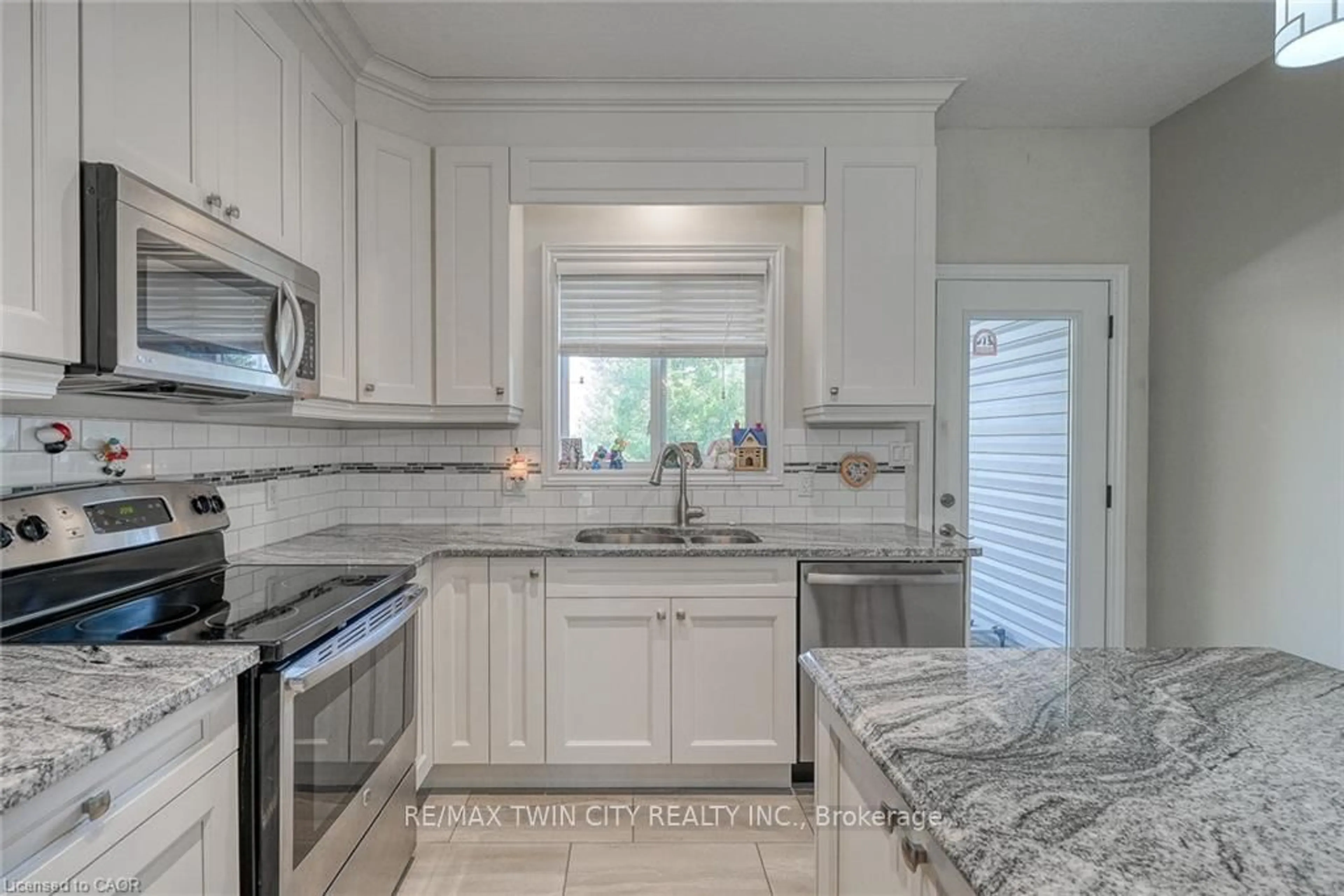 Open concept kitchen, ceramic/tile floor for 211 OXFORD St, Ingersoll Ontario N5C 2V8