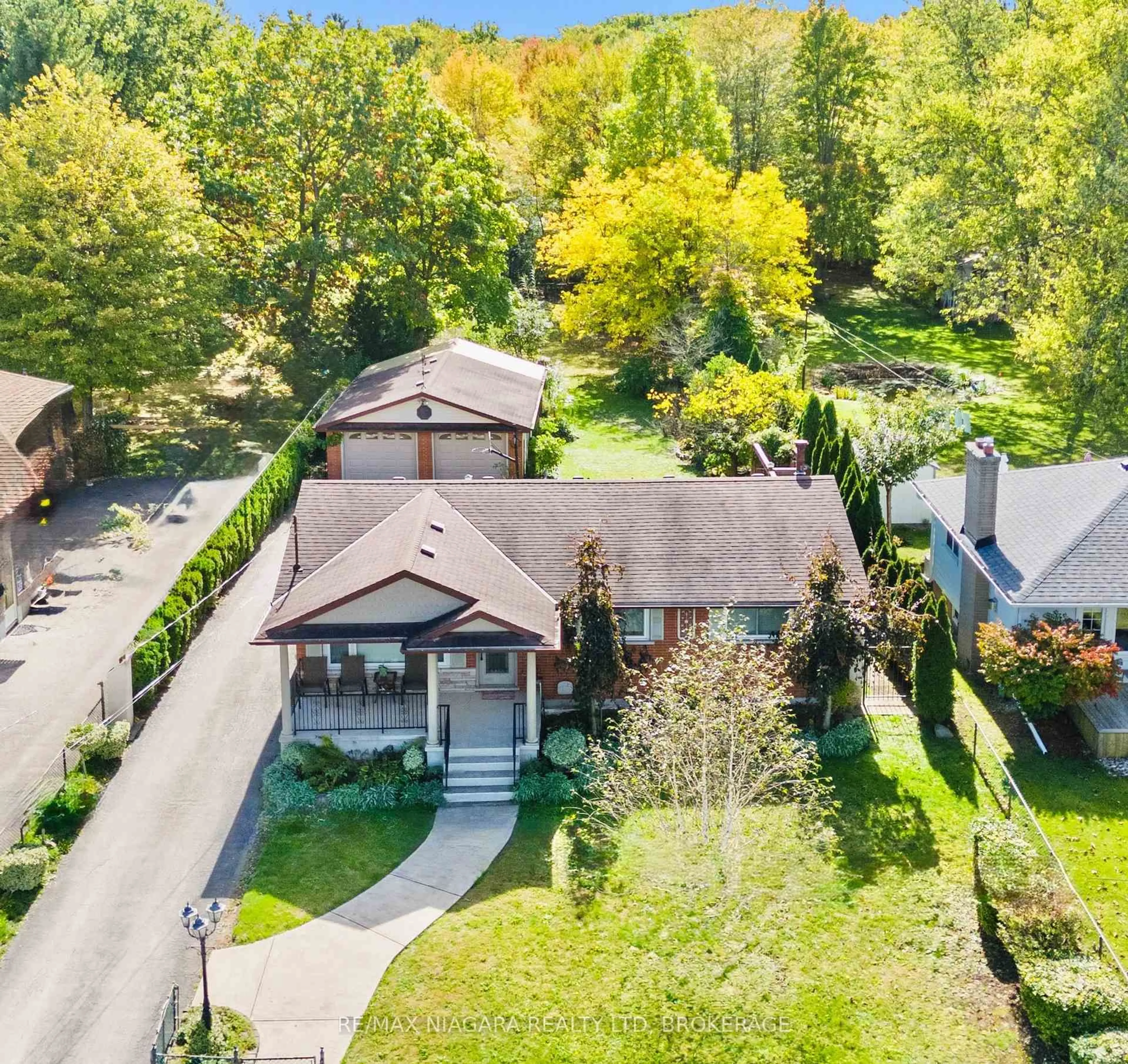 A pic from outside/outdoor area/front of a property/back of a property/a pic from drone, street for 35 Chantler Rd, Welland Ontario L3C 4M6