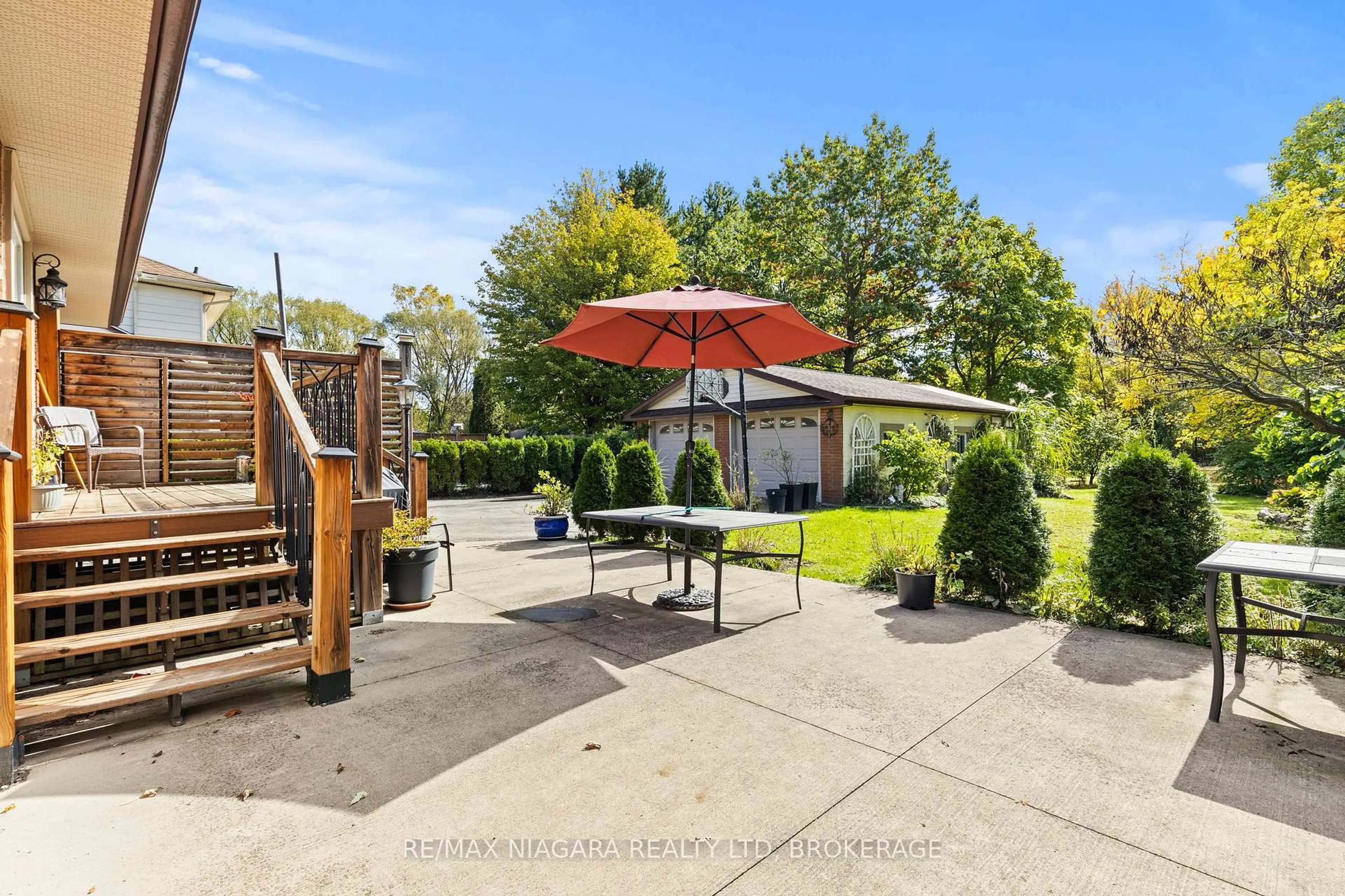 Patio, street for 35 Chantler Rd, Welland Ontario L3C 4M6