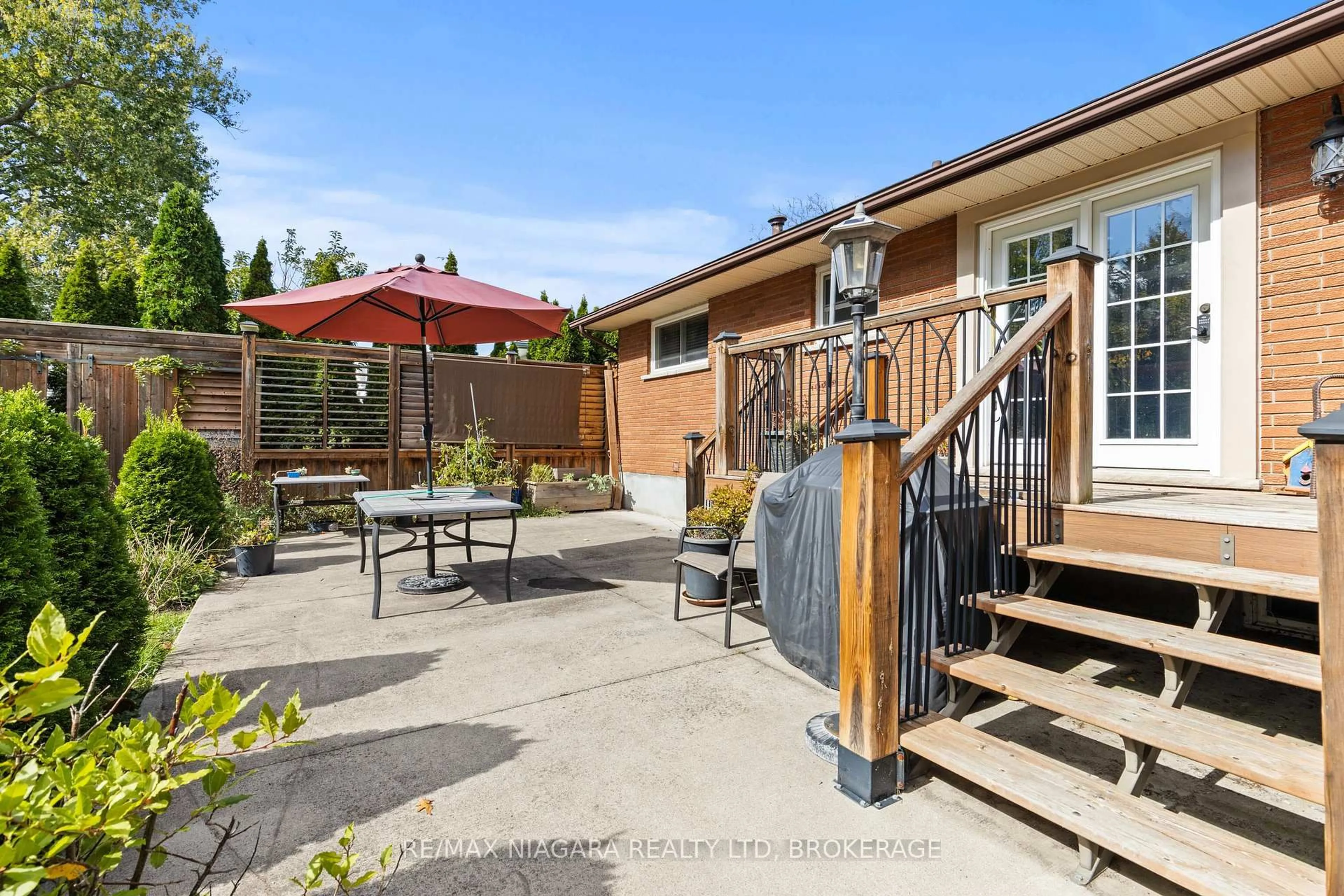 Patio, street for 35 Chantler Rd, Welland Ontario L3C 4M6