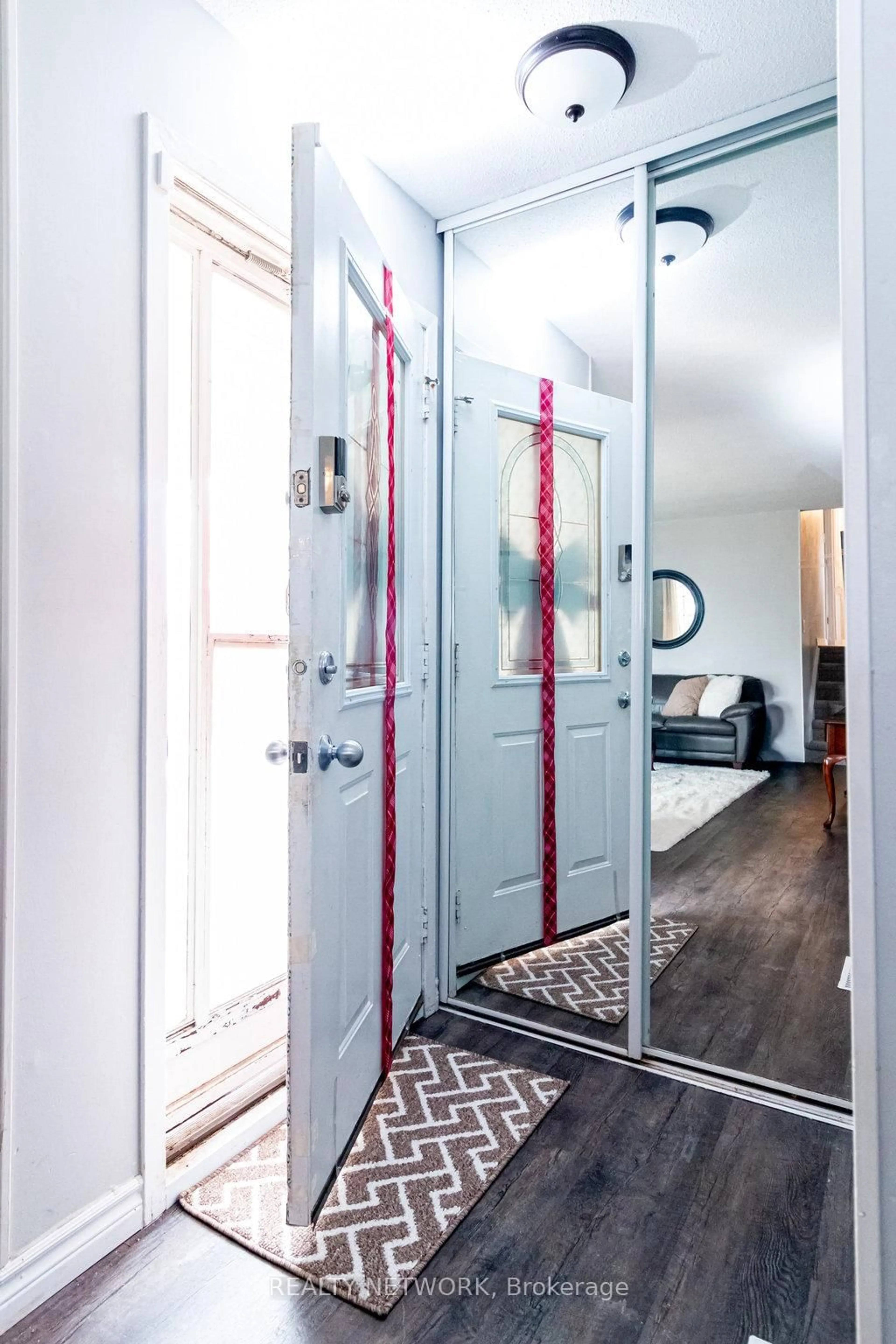 Indoor entryway for 48 Arbutus Cres, Hamilton Ontario L8J 1M8