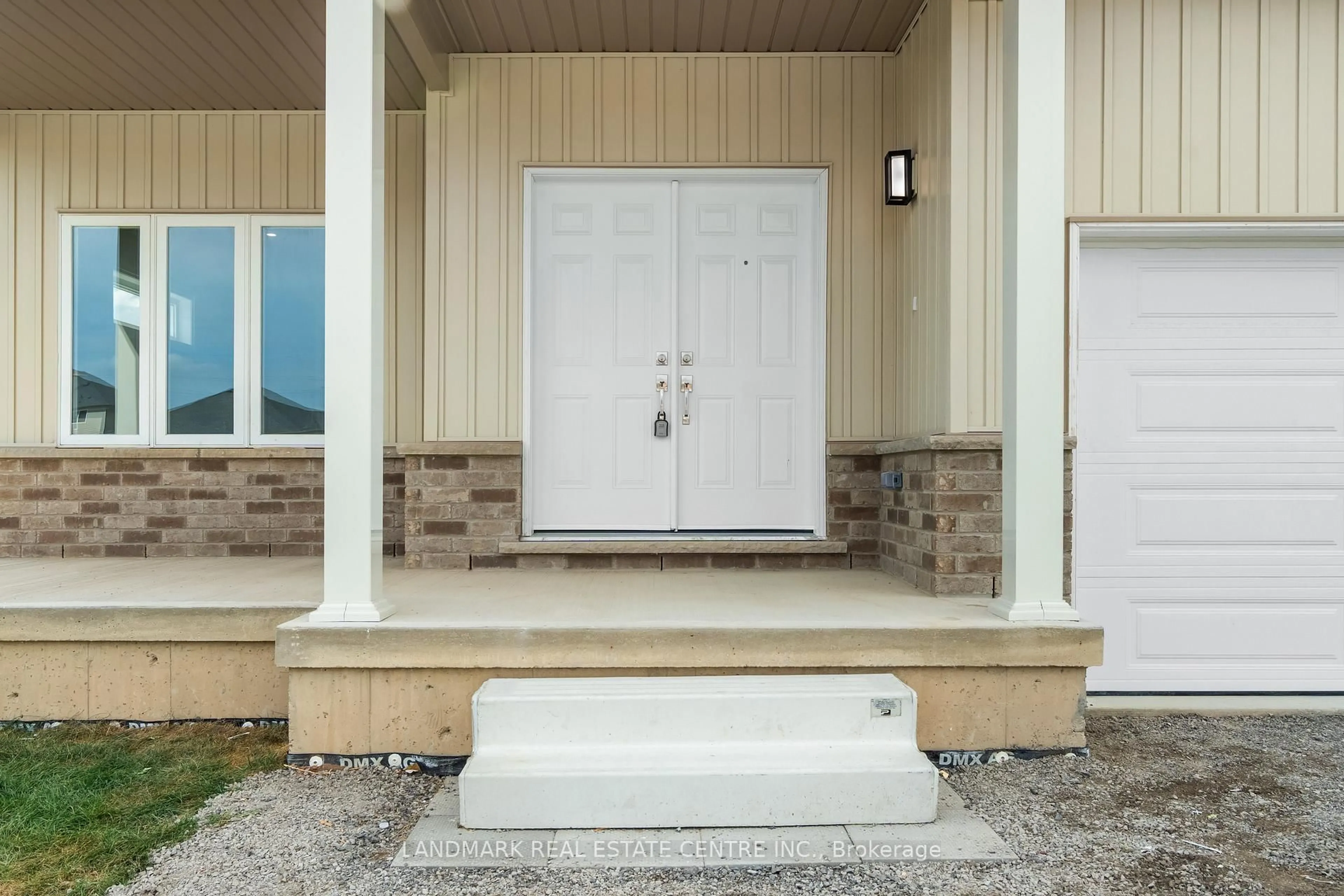 Indoor entryway for 9 Bounty Ave, Thorold Ontario L2V 0H4