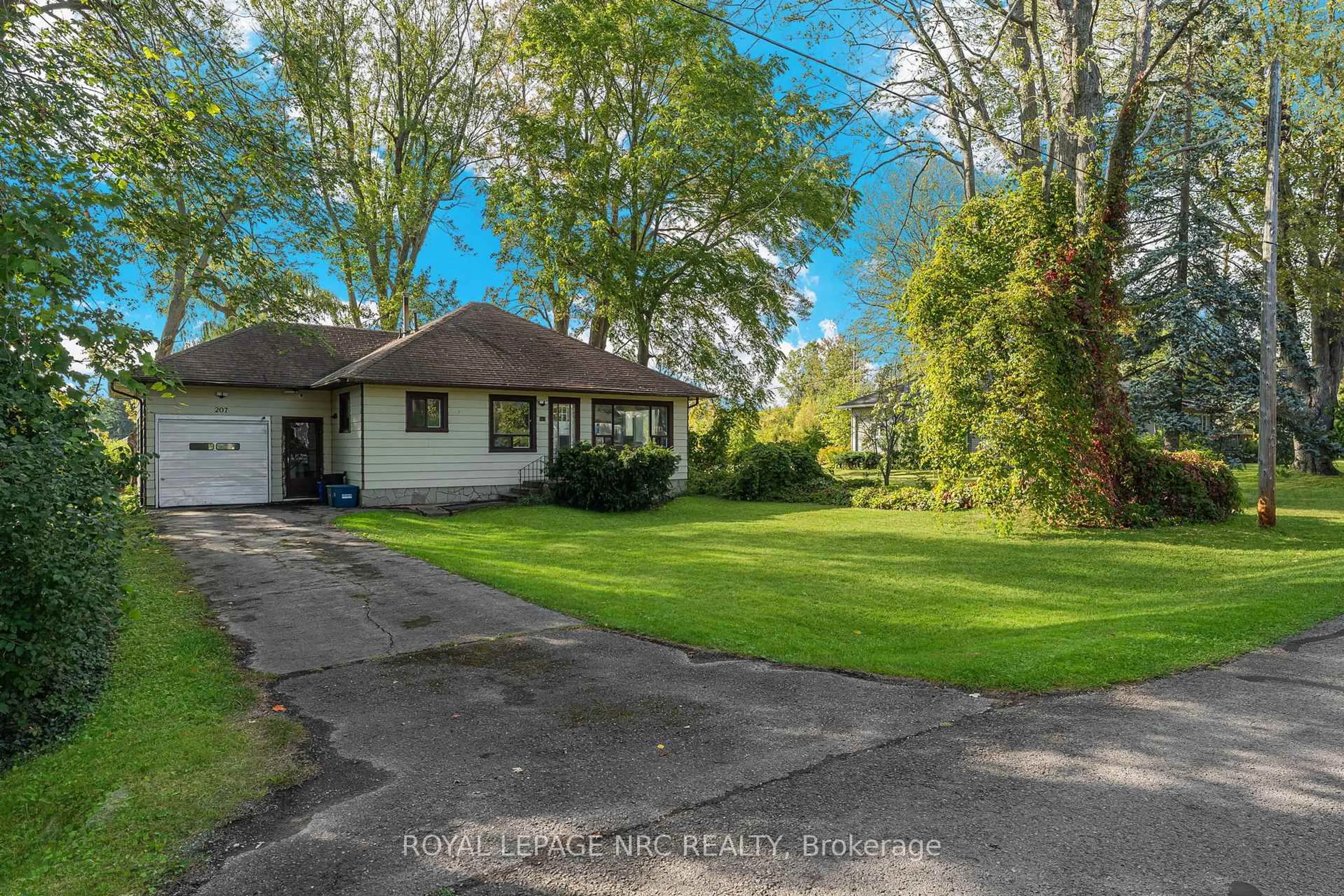 A pic from outside/outdoor area/front of a property/back of a property/a pic from drone, street for 207 Elmwood Ave, Fort Erie Ontario L0S 1B0