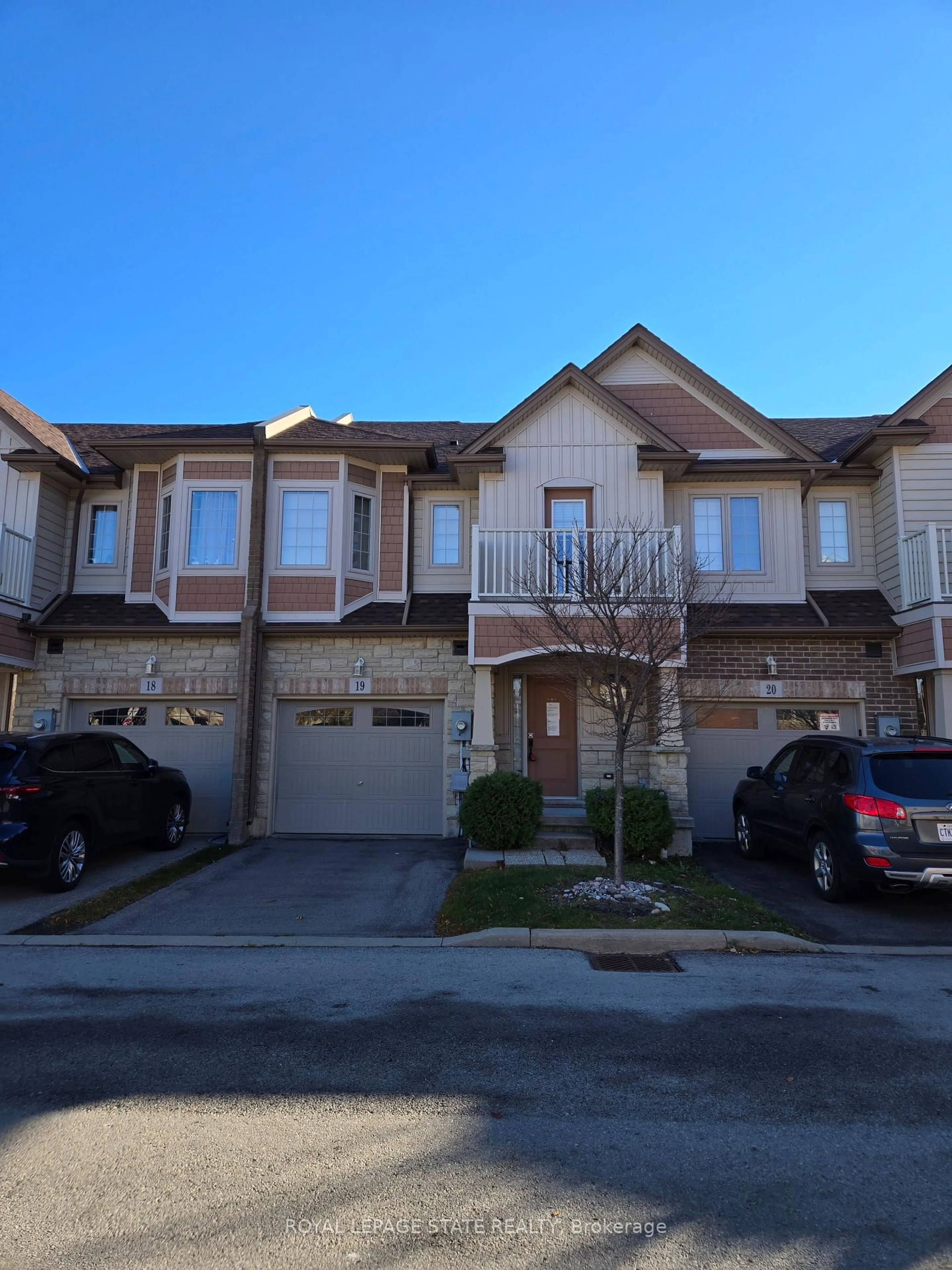 A pic from outside/outdoor area/front of a property/back of a property/a pic from drone, street for 7 Lakelawn Rd #19, Grimsby Ontario L3M 0E9
