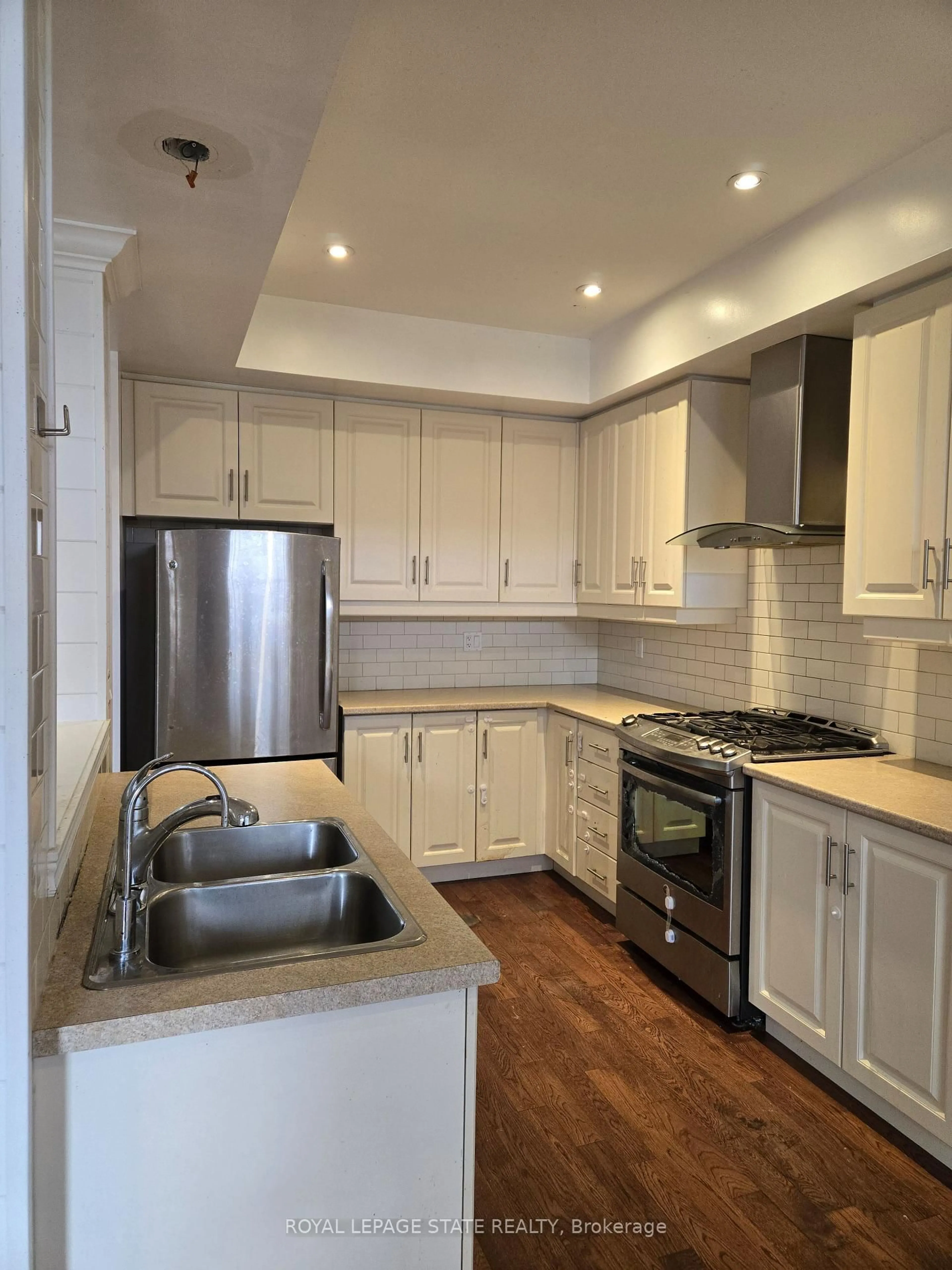 Open concept kitchen, unknown for 7 Lakelawn Rd #19, Grimsby Ontario L3M 0E9