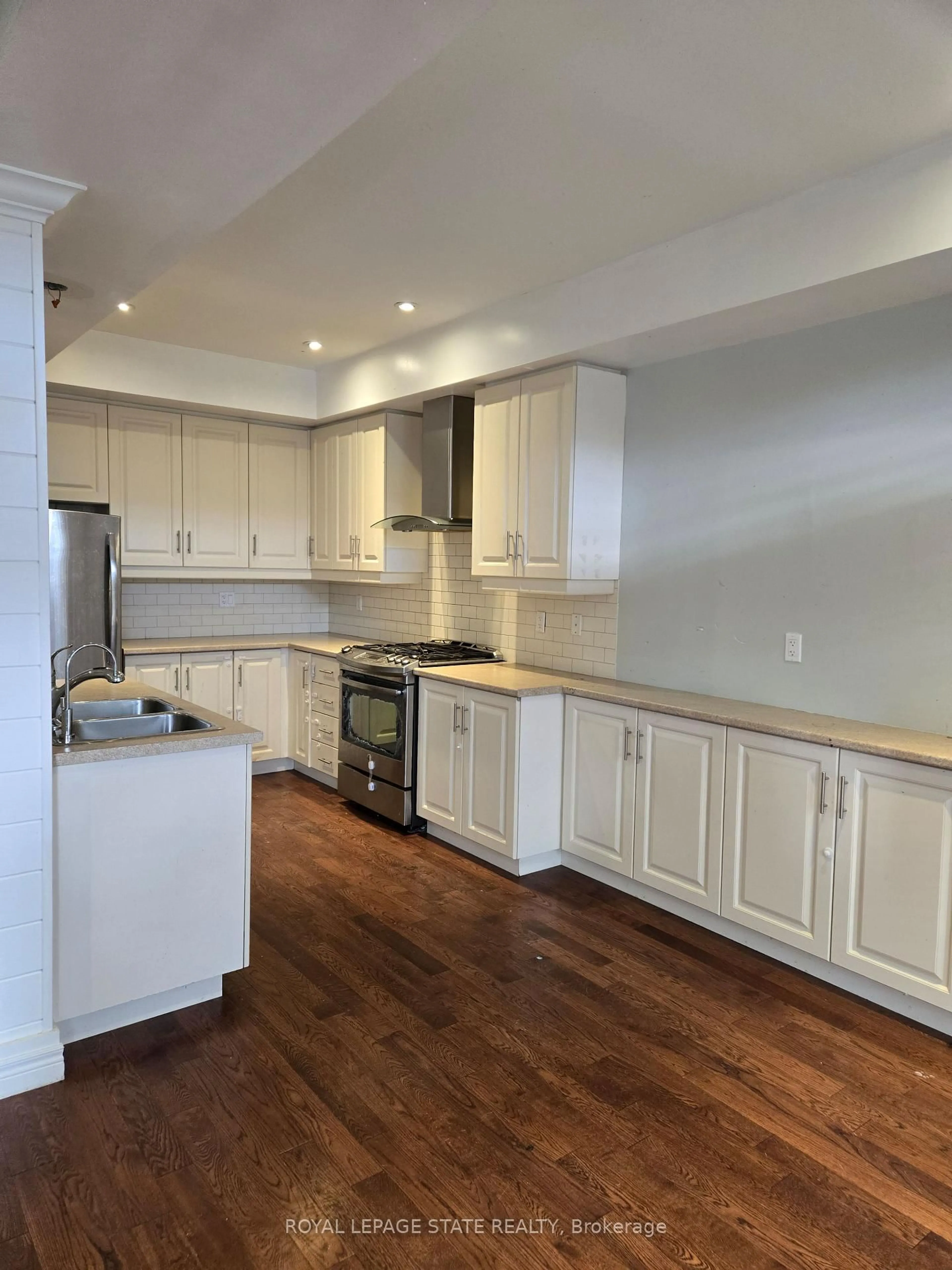 Open concept kitchen, wood/laminate floor for 7 Lakelawn Rd #19, Grimsby Ontario L3M 0E9