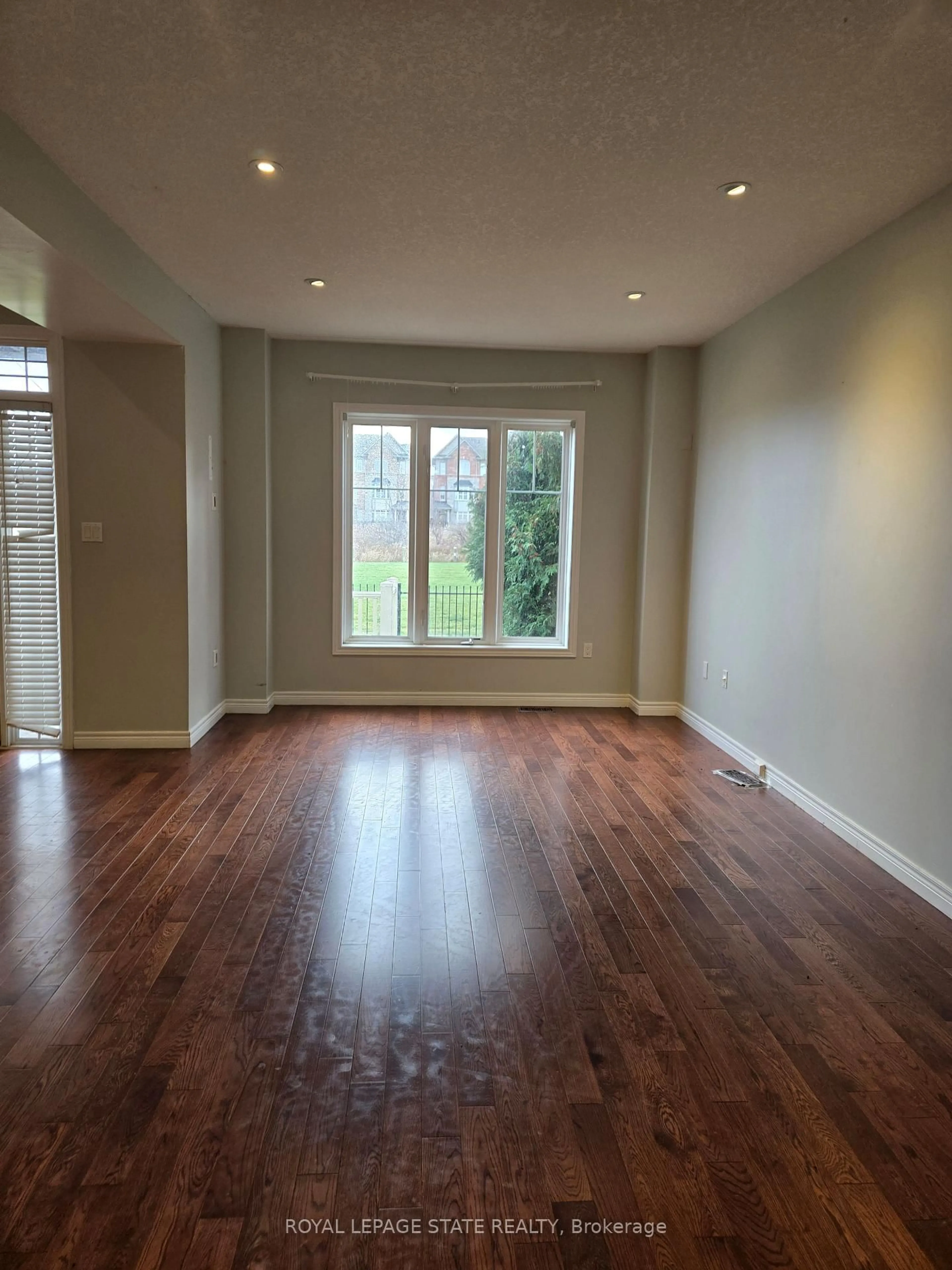 A pic of a room for 7 Lakelawn Rd #19, Grimsby Ontario L3M 0E9