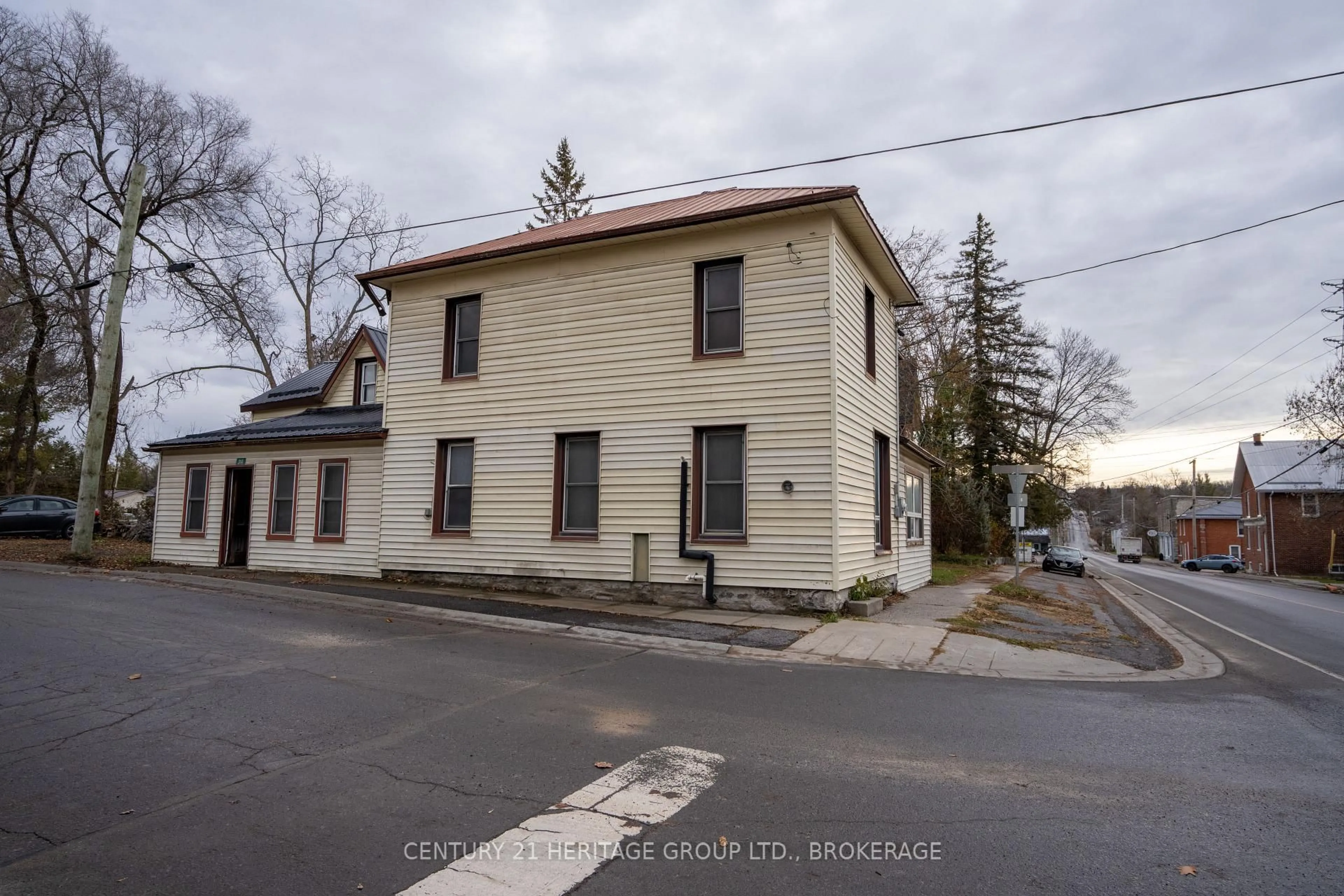 A pic from outside/outdoor area/front of a property/back of a property/a pic from drone, building for 314 Academy St, Newburgh Ontario K0K 2S0