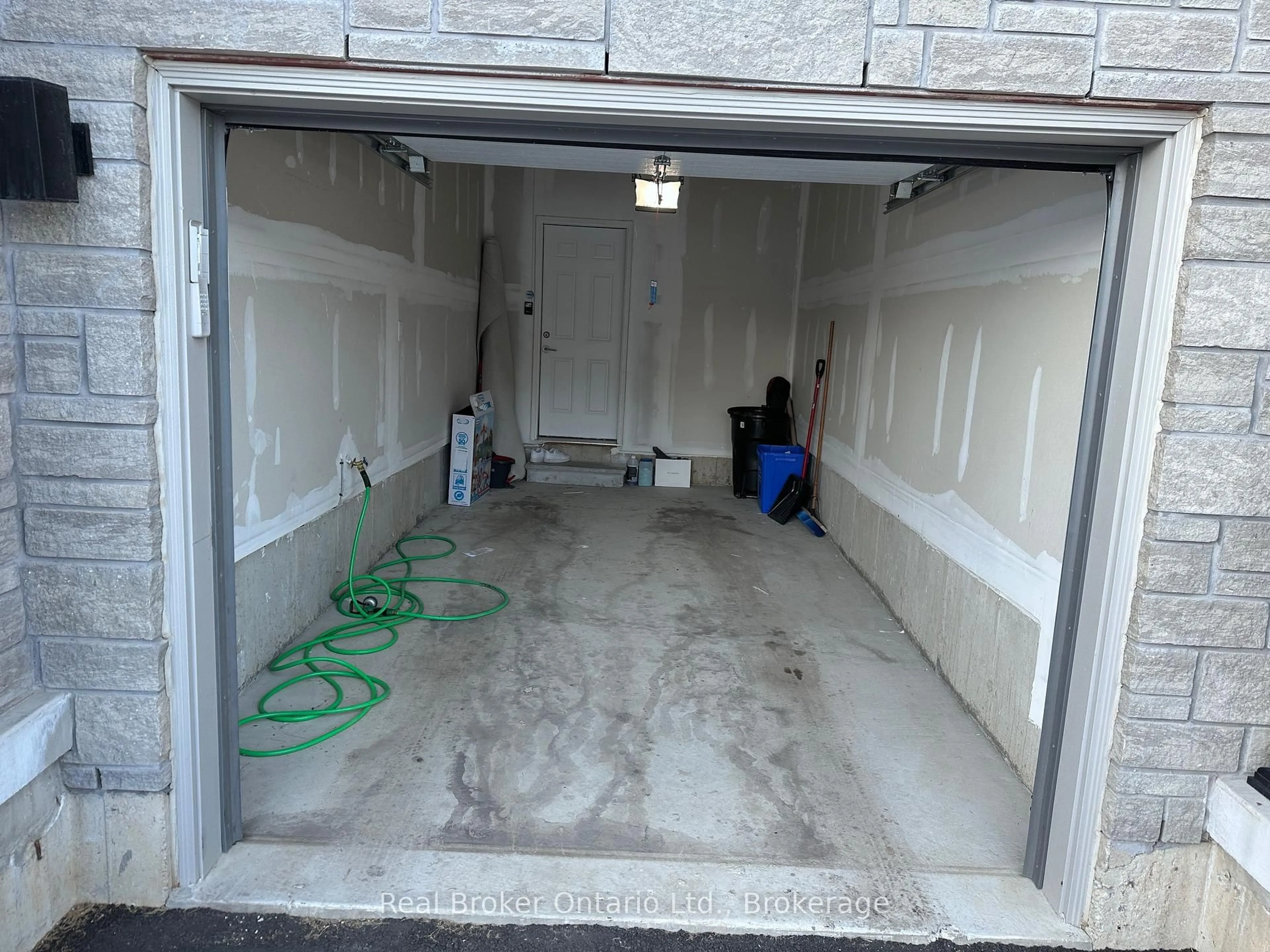 Indoor garage for 37 George Brier Dr, Brant Ontario N3L 3Z9