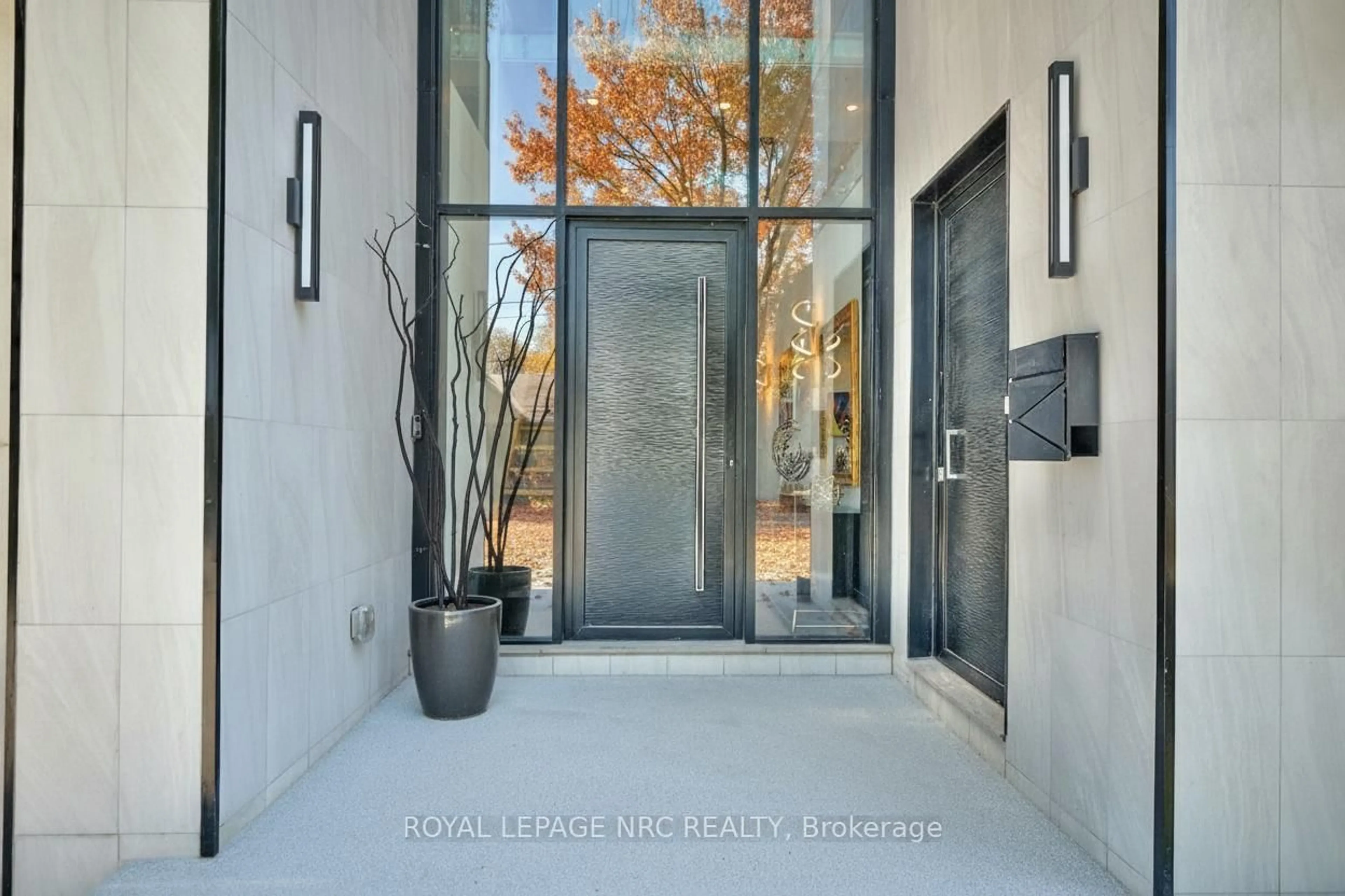 Indoor entryway for 10 Pawling St, St. Catharines Ontario L2N 5M2