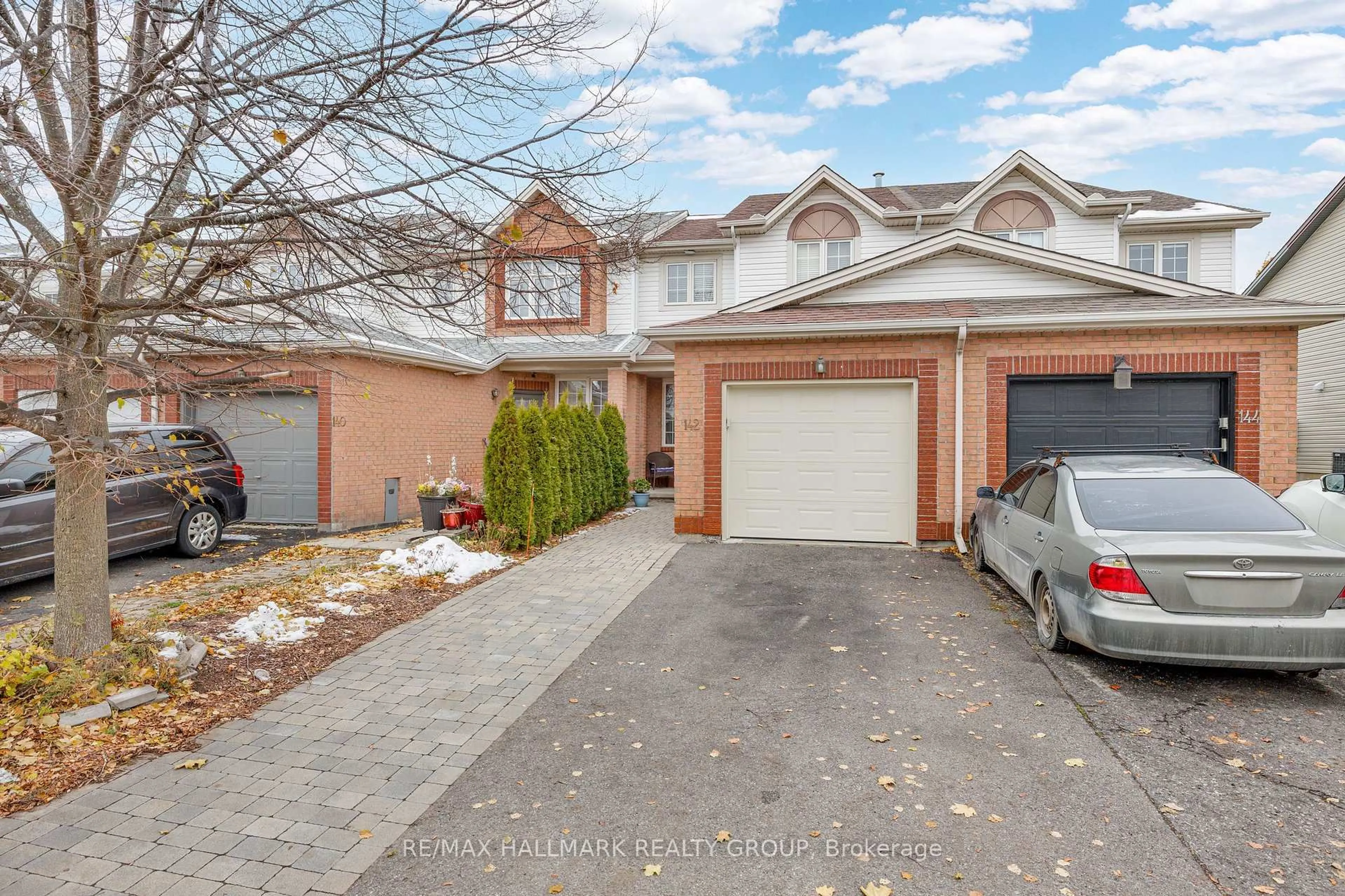A pic from outside/outdoor area/front of a property/back of a property/a pic from drone, street for 142 Inverkip Ave, Ottawa Ontario K1T 4C3
