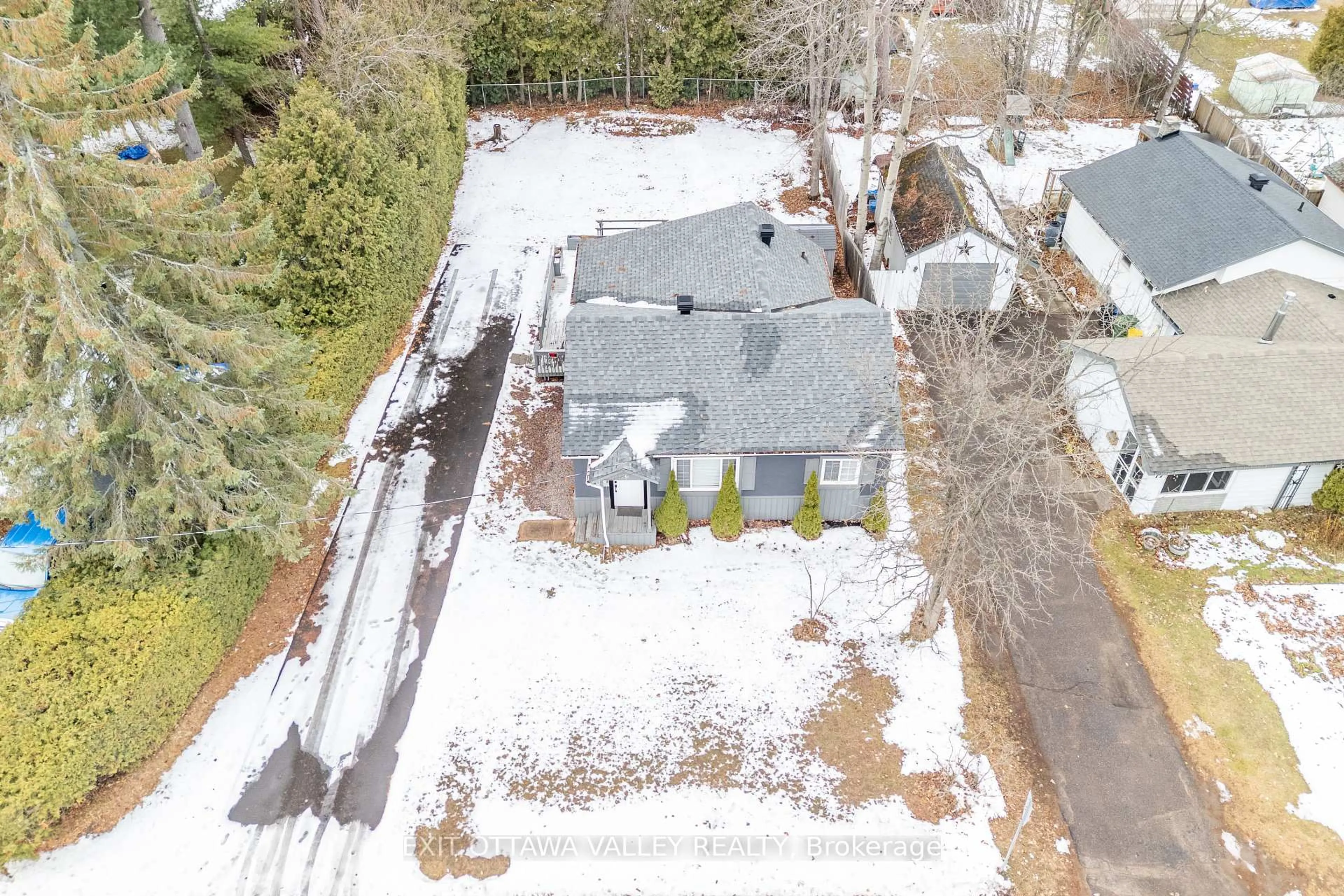 A pic from outside/outdoor area/front of a property/back of a property/a pic from drone, street for 79 Doran St, Petawawa Ontario K8H 1R3