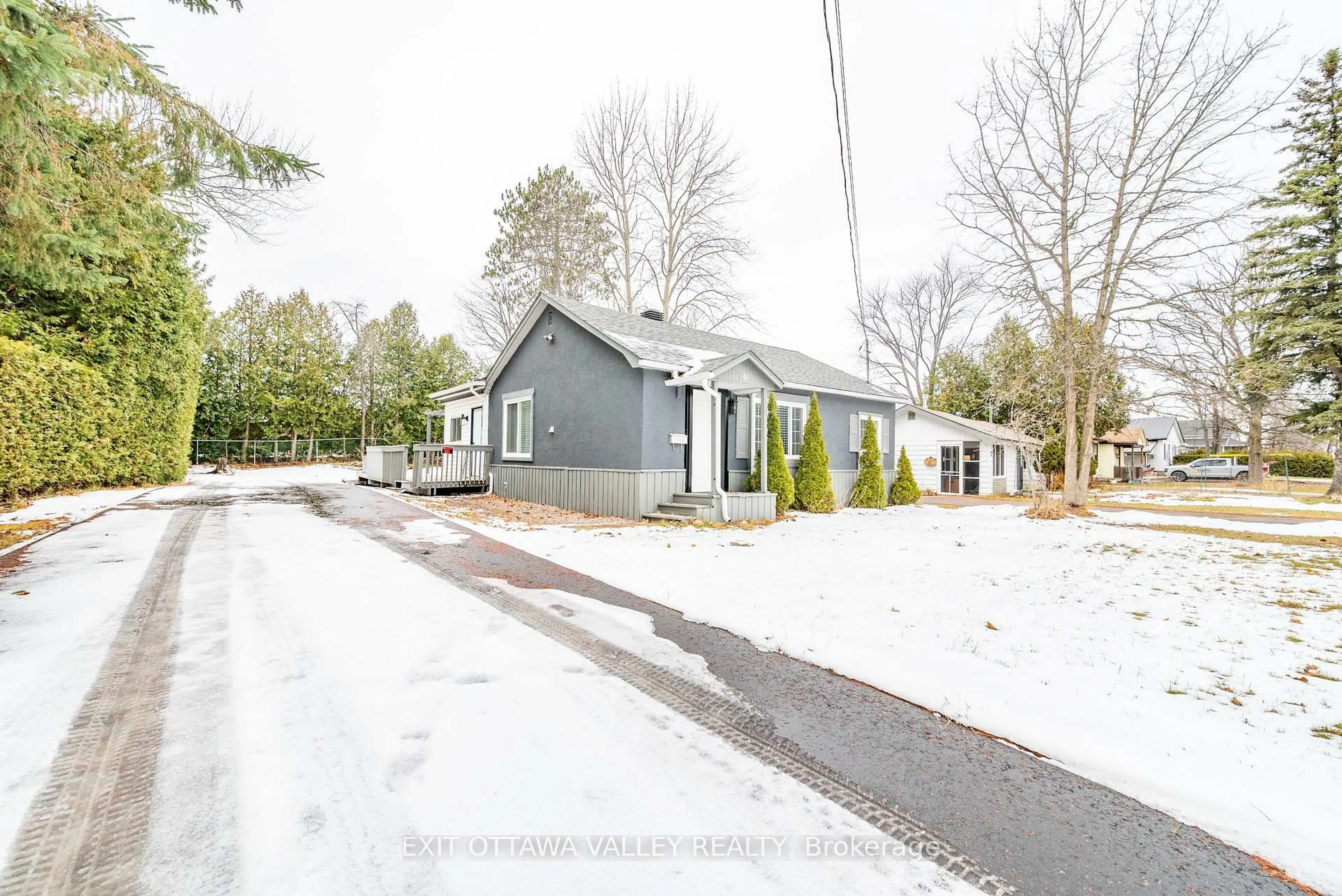 A pic from outside/outdoor area/front of a property/back of a property/a pic from drone, street for 79 Doran St, Petawawa Ontario K8H 1R3